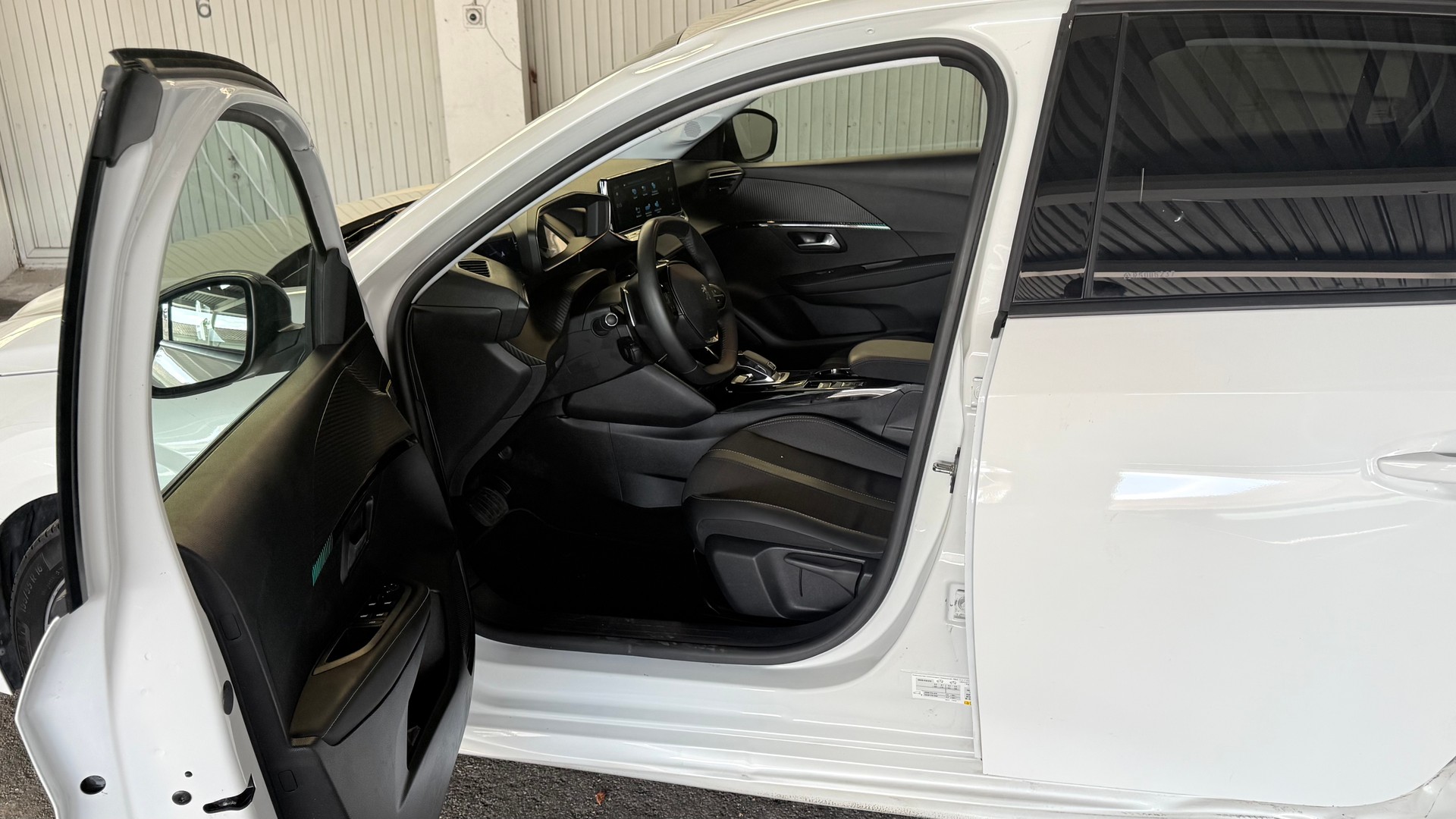 PEUGEOT 208 1.2 PureTech GT EAT8-image-11