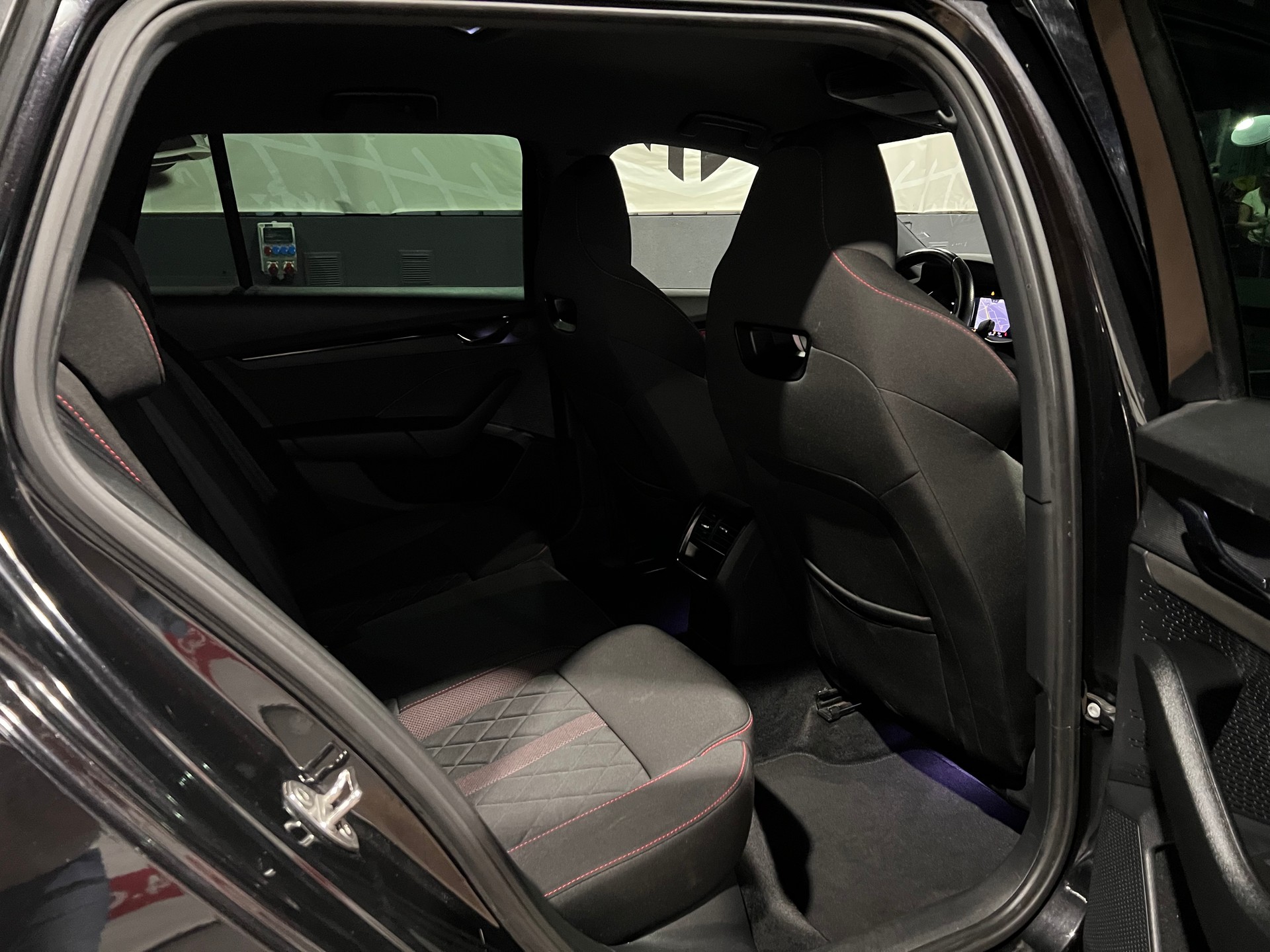 SKODA Octavia Combi 2.0 TDI DSG RS 4x4-image-14