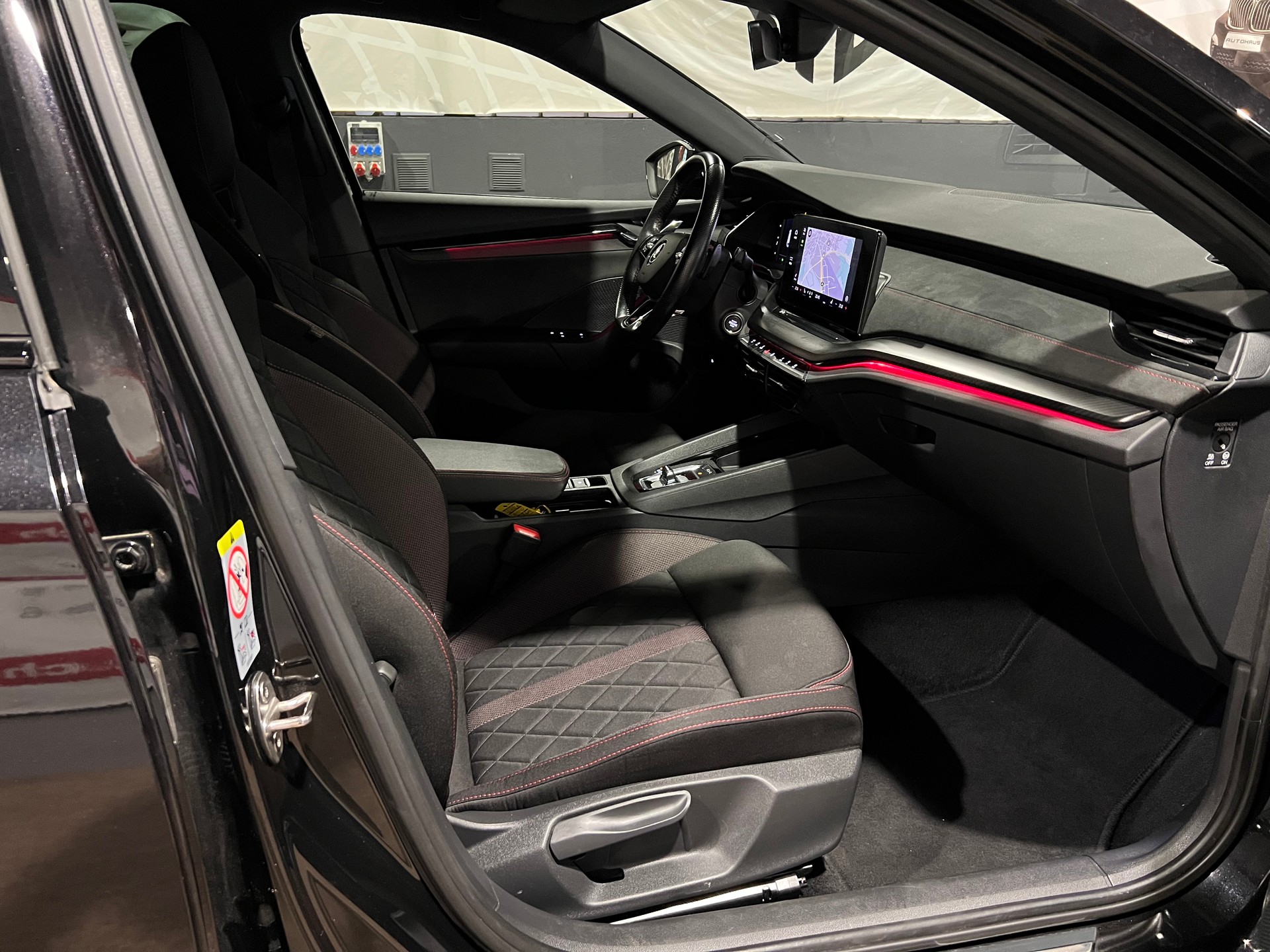 SKODA Octavia Combi 2.0 TDI DSG RS 4x4-image-13
