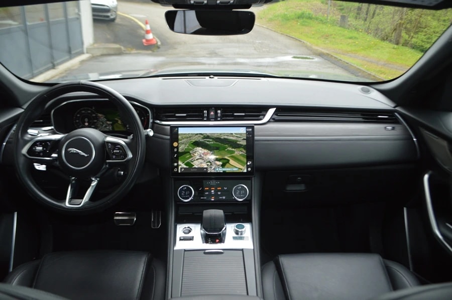 JAGUAR F-Pace 2.0 D200 R-Dynamic MHEV Black AWD I Anhängerkupplung-image-9