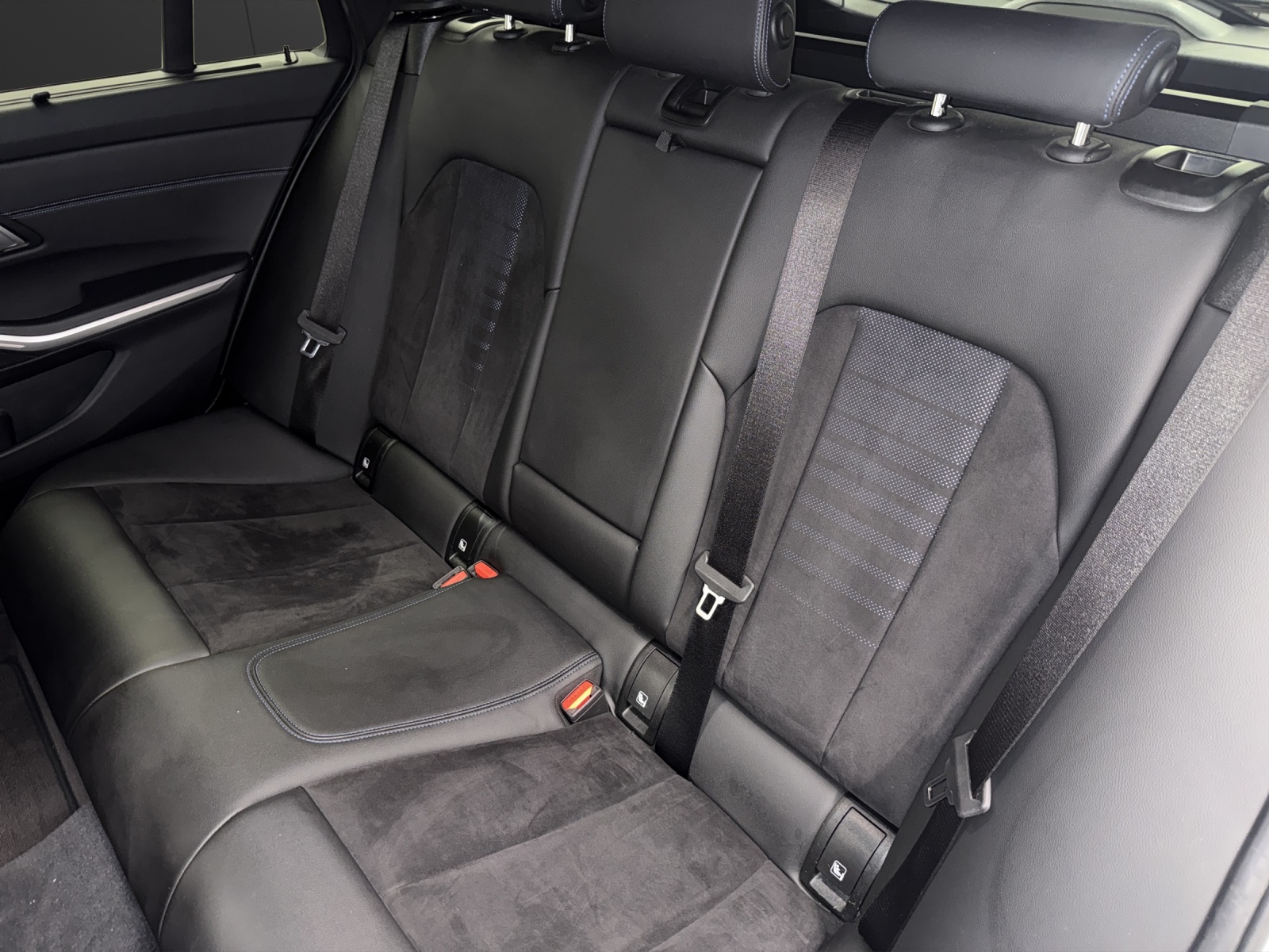 BMW 318d Touring M SPORT-image-18