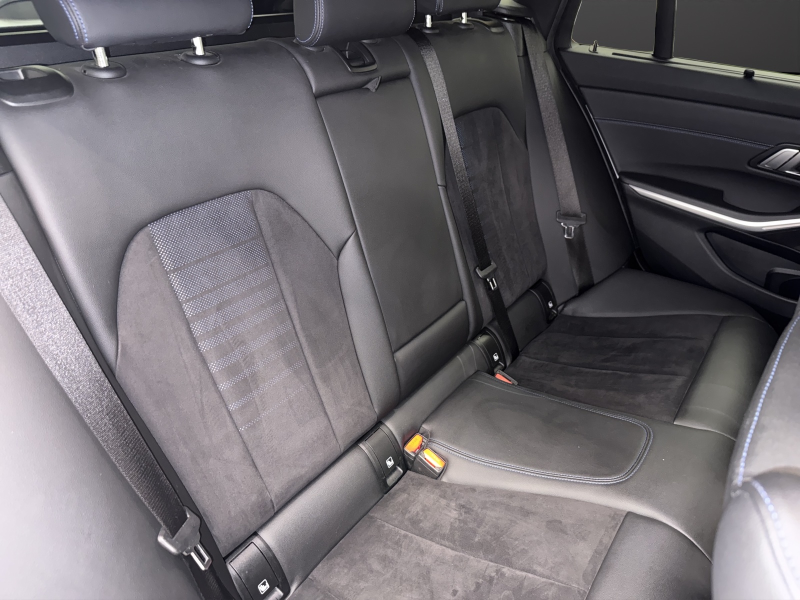 BMW 318d Touring M SPORT-image-19