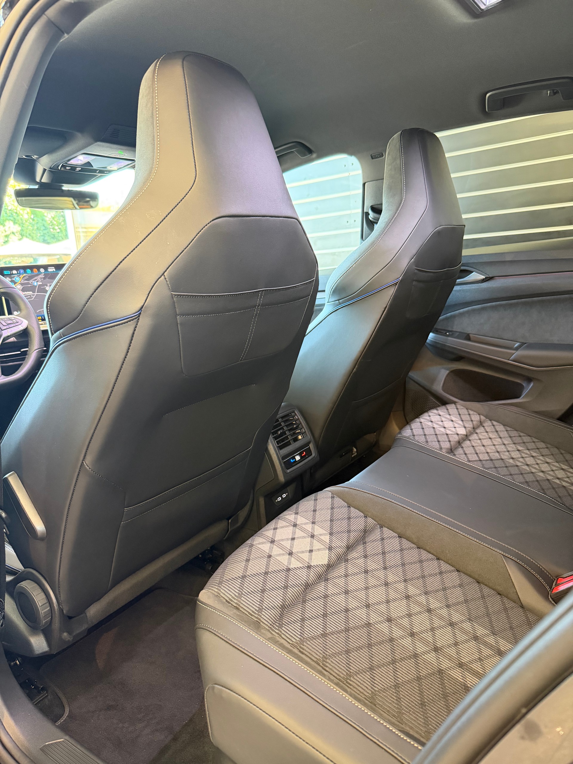 VW Golf VIII 1.5 eTSI R-Line DSG-image-8