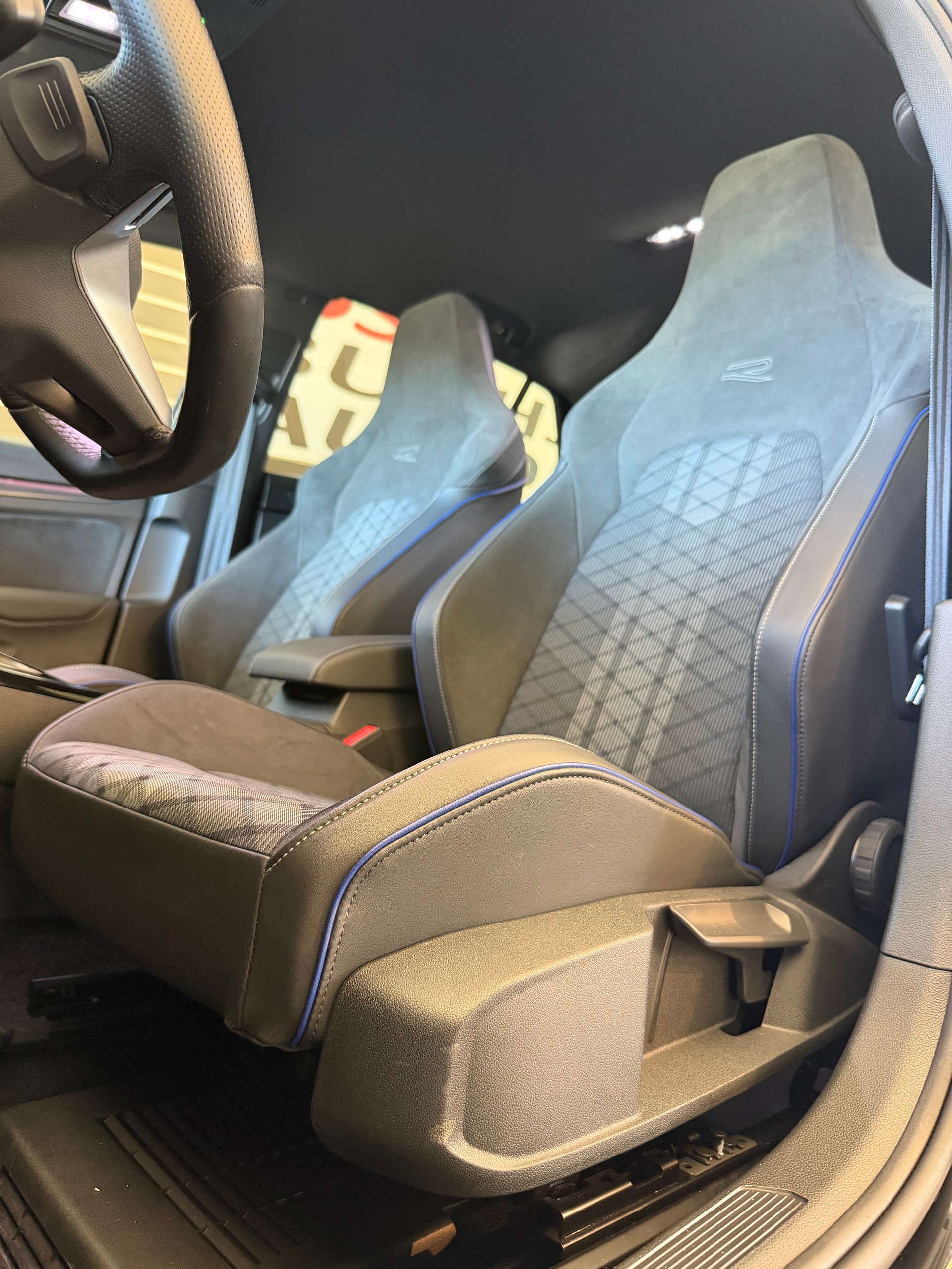 VW Golf VIII 1.5 eTSI R-Line DSG-image-6