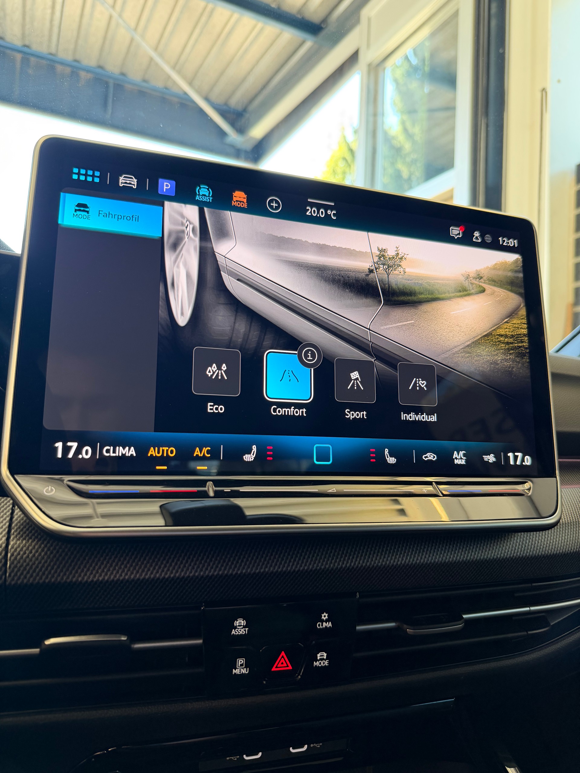 VW Golf VIII 1.5 eTSI R-Line DSG-image-13