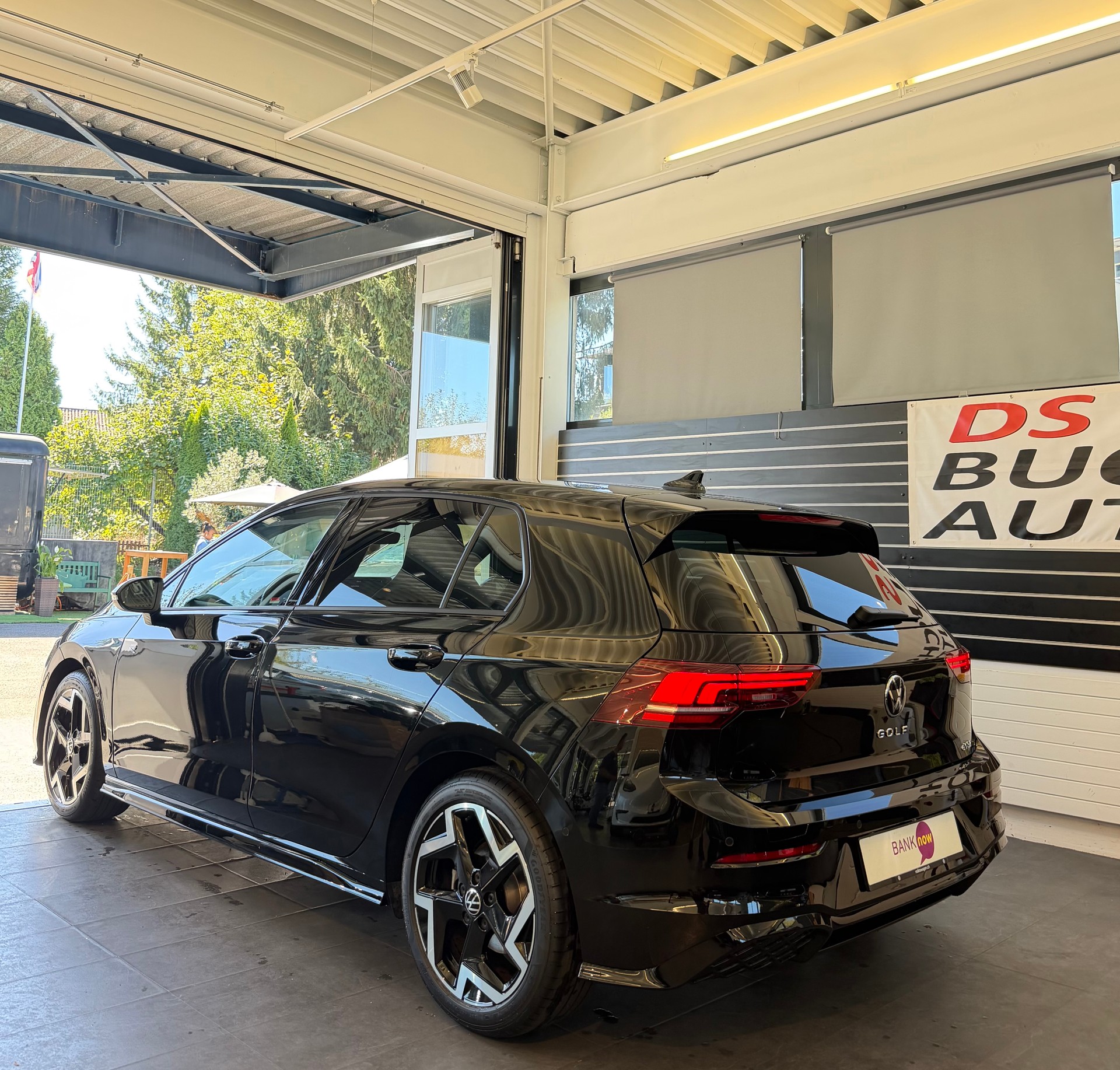 VW Golf VIII 1.5 eTSI R-Line DSG-image-4