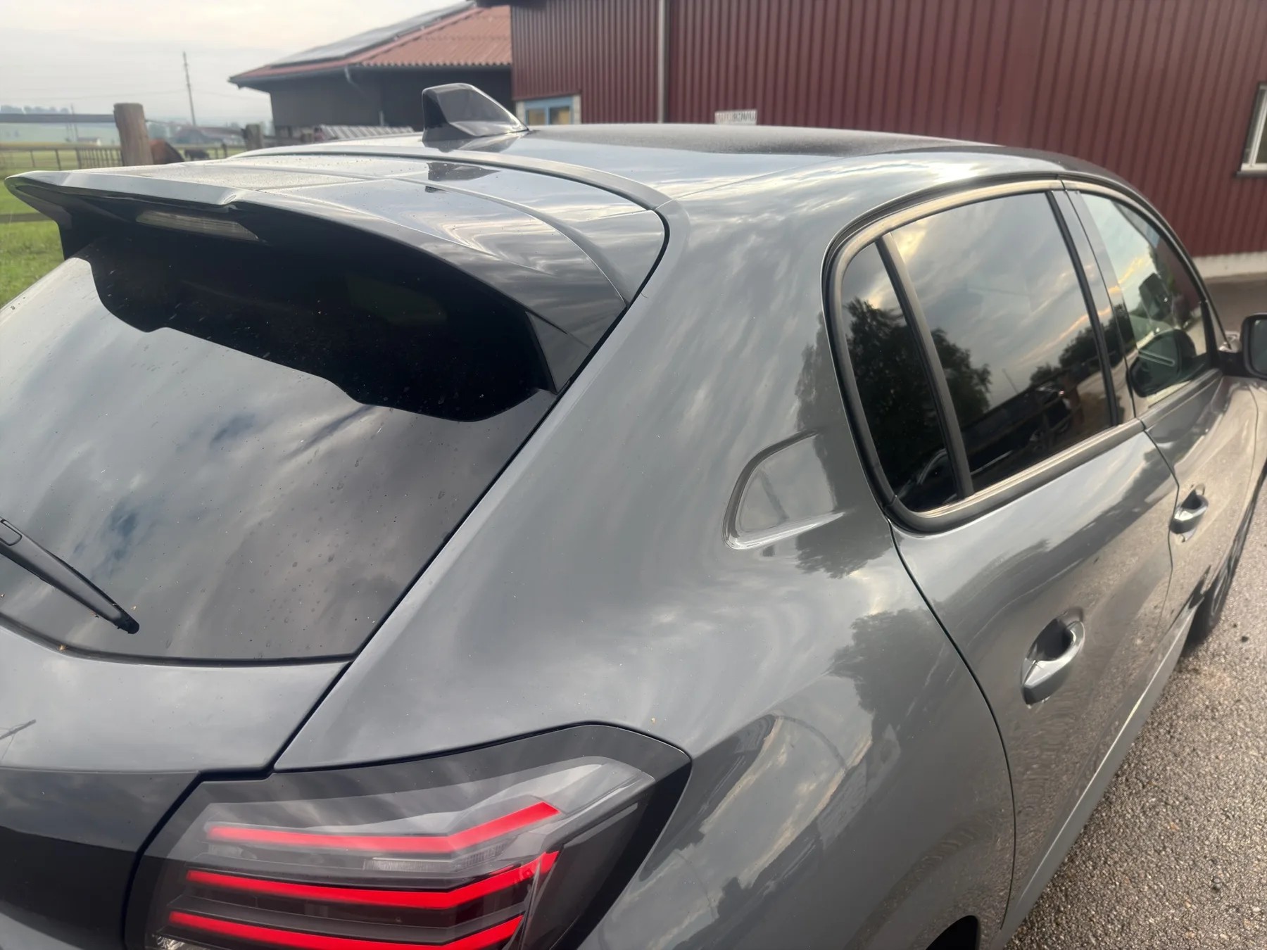 PEUGEOT 208 1.2 Hybrid Allure-image-32
