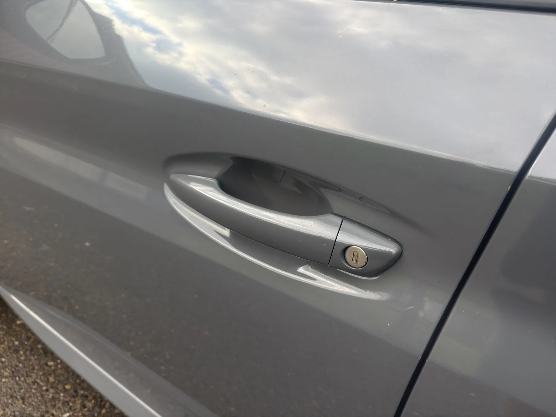 PEUGEOT 208 1.2 Hybrid Allure-image-28