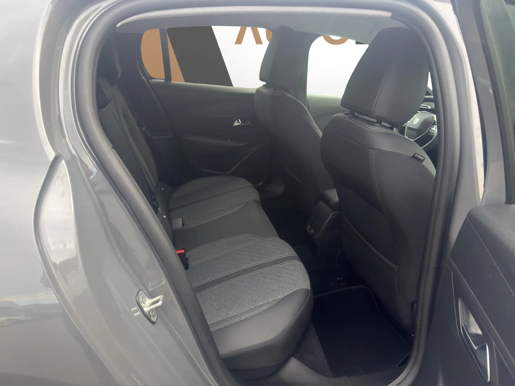 PEUGEOT 208 1.2 Hybrid Allure-image-15