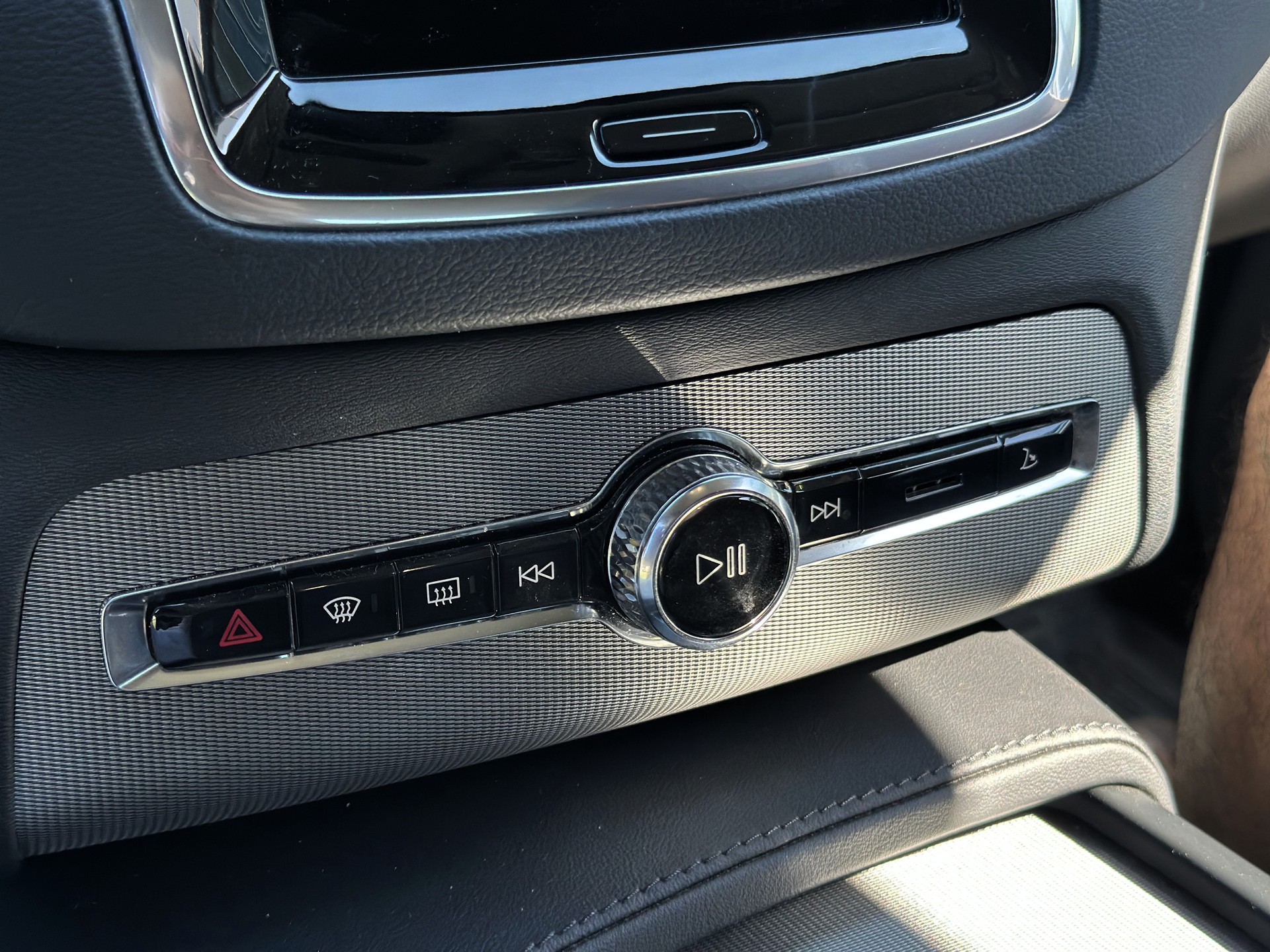 VOLVO XC90 B5 Diesel Mild Hybrid AWD Plus Dark-image-11
