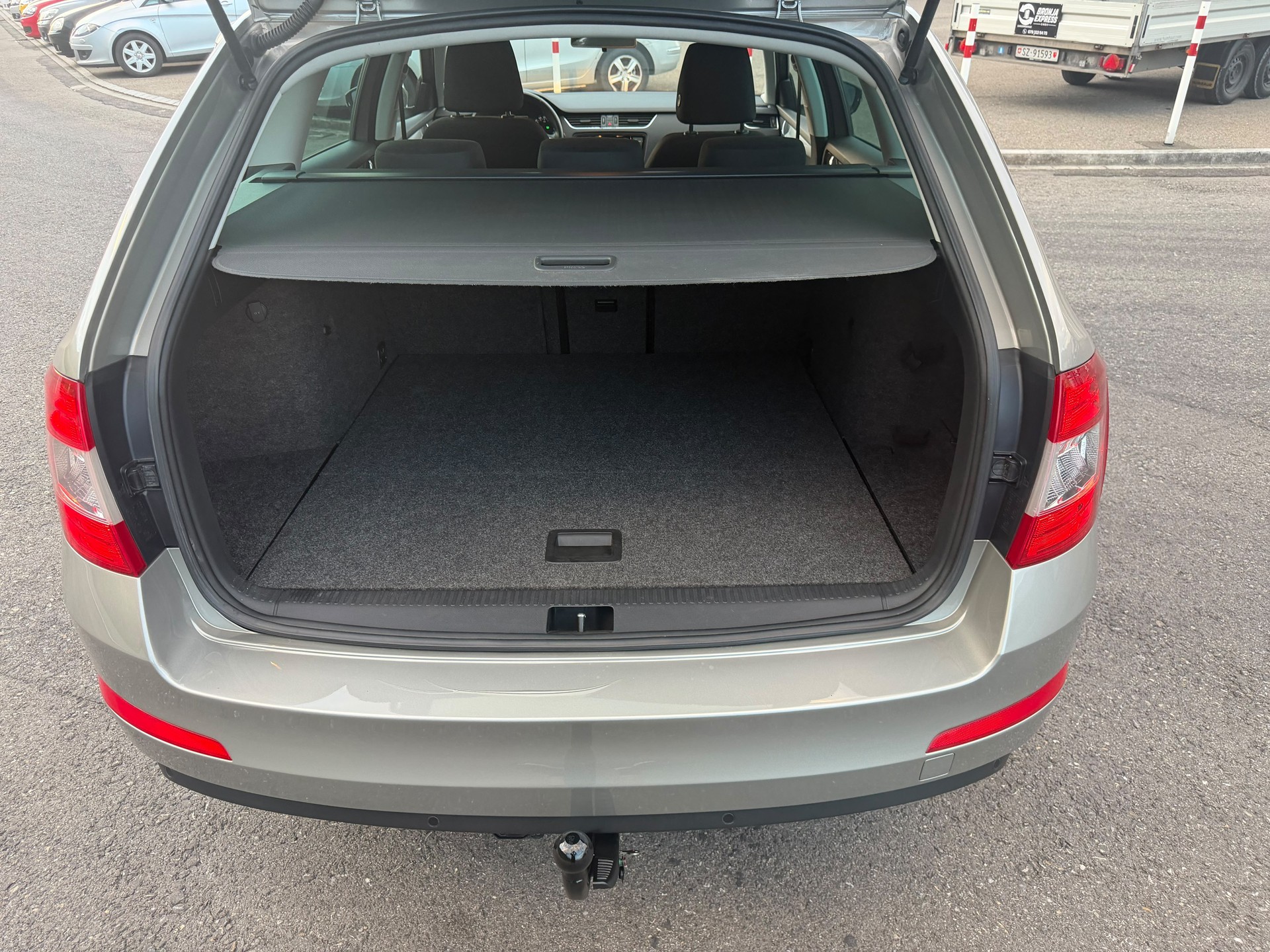 SKODA Octavia Combi 2.0 TDI-image-9