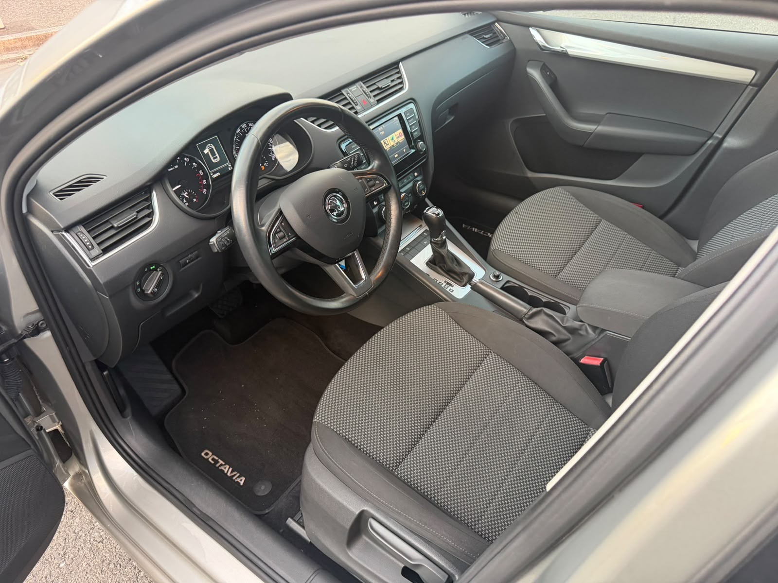 SKODA Octavia Combi 2.0 TDI-image-8