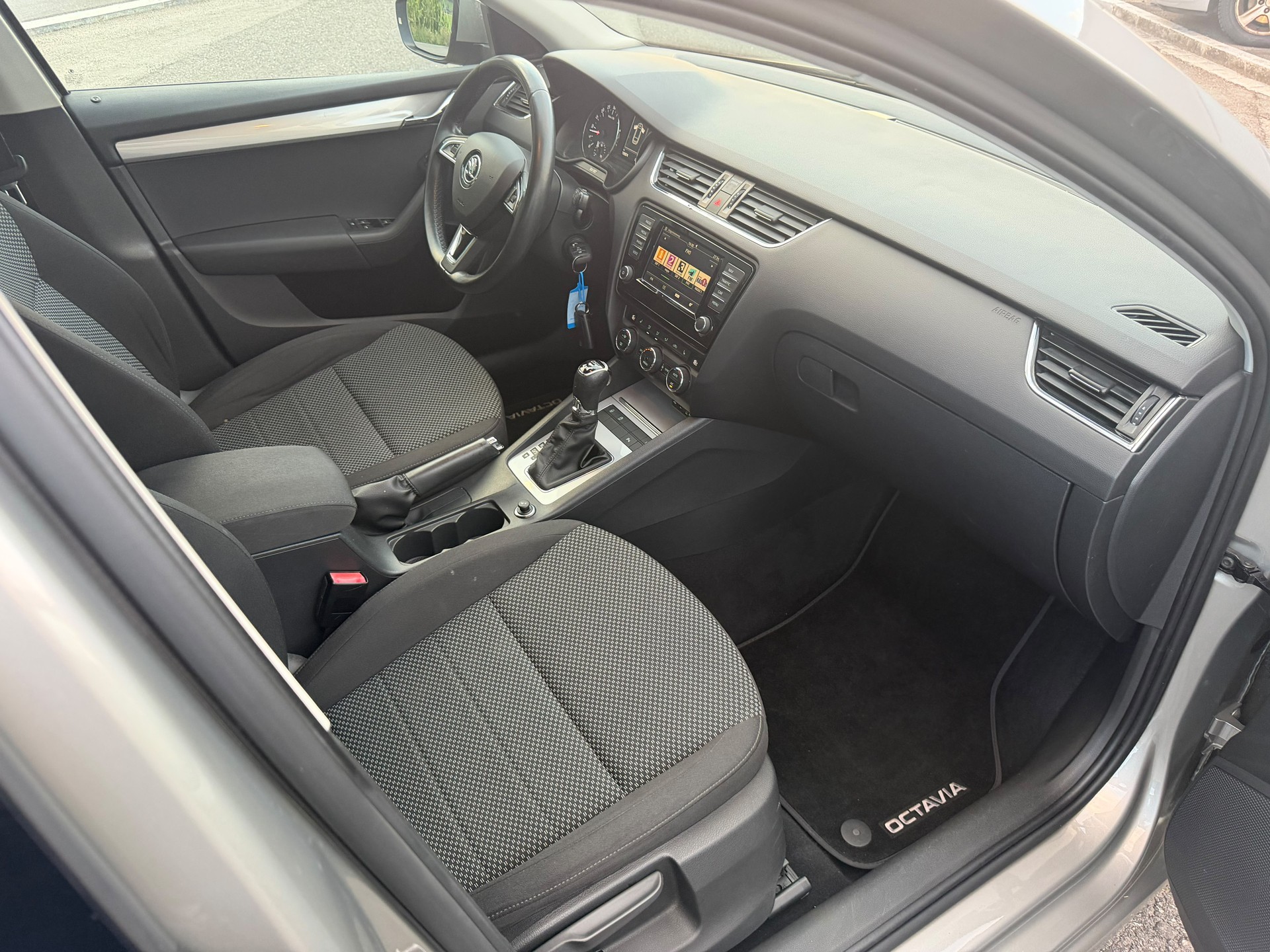 SKODA Octavia Combi 2.0 TDI-image-7