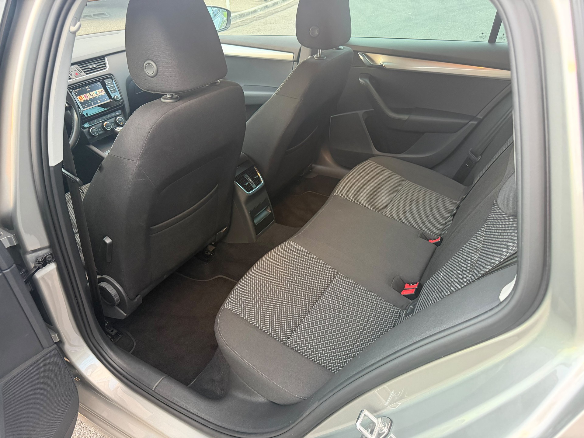SKODA Octavia Combi 2.0 TDI-image-10