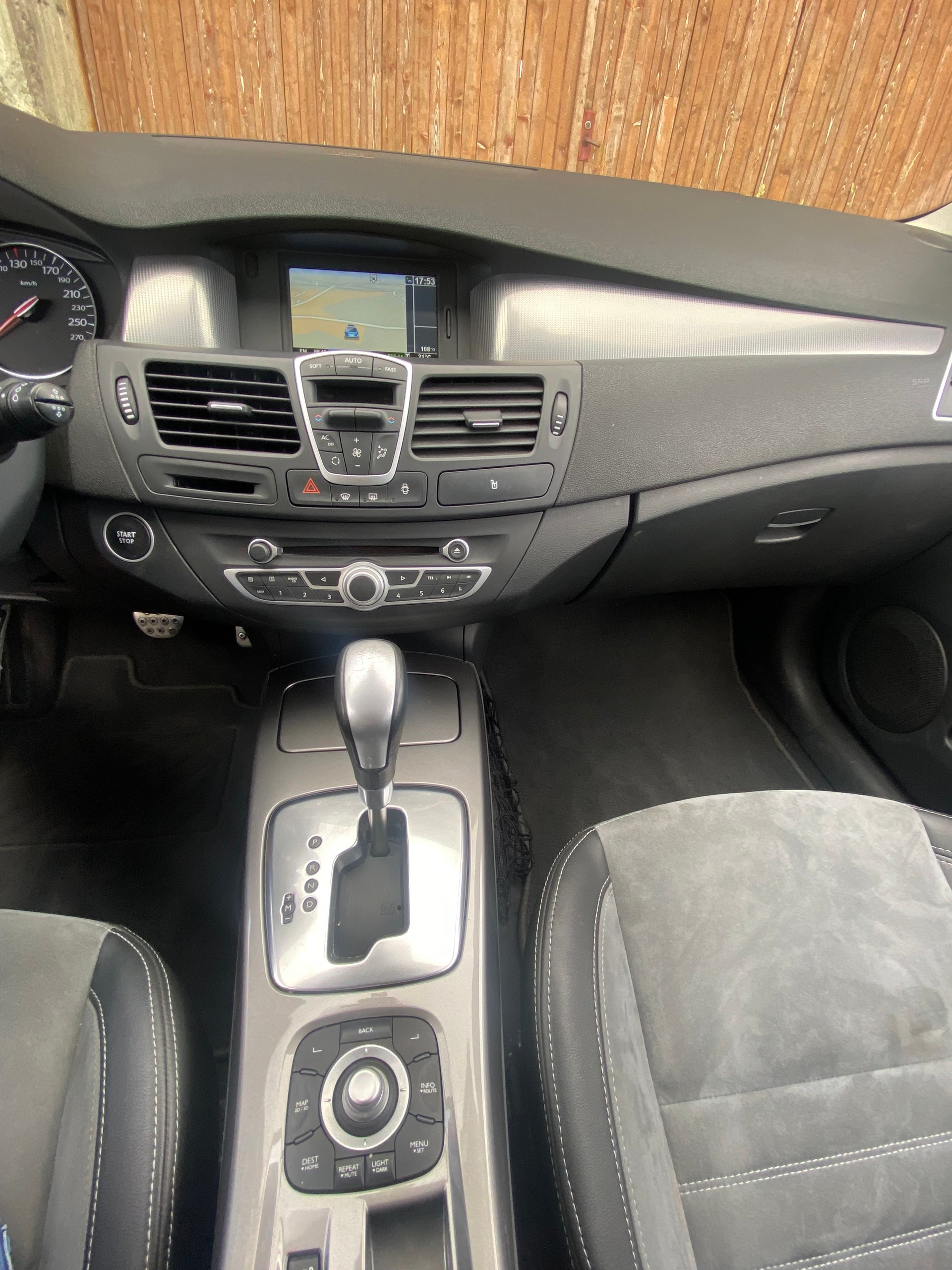 RENAULT Laguna Grandtour 2.0 dCi Bose Automatic-image-9