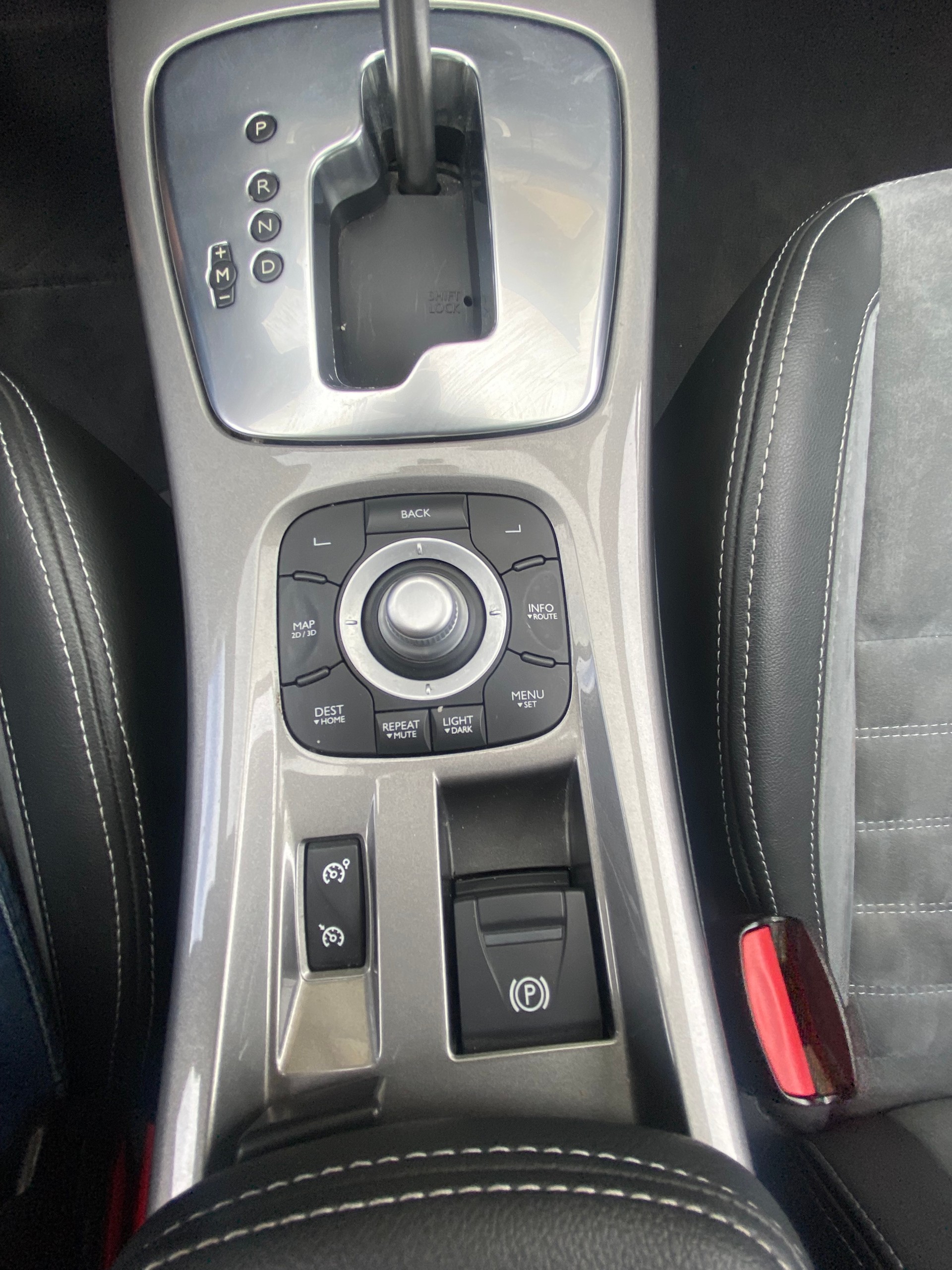 RENAULT Laguna Grandtour 2.0 dCi Bose Automatic-image-10