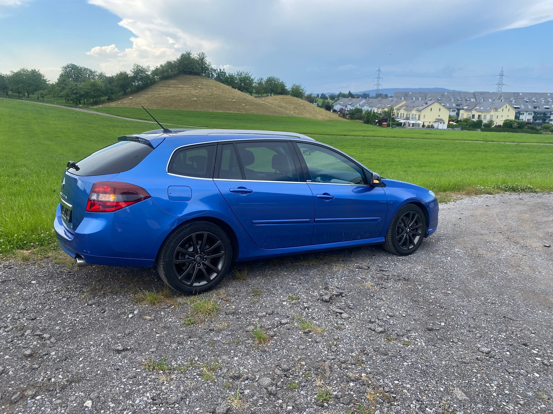 RENAULT Laguna Grandtour 2.0 dCi Bose Automatic-image-3