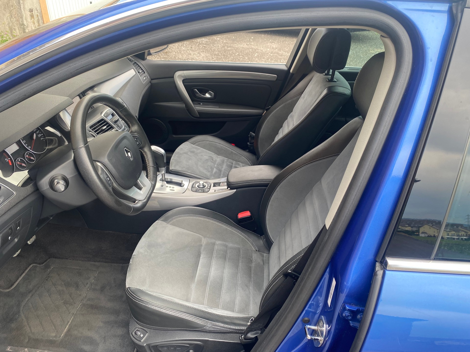 RENAULT Laguna Grandtour 2.0 dCi Bose Automatic-image-6