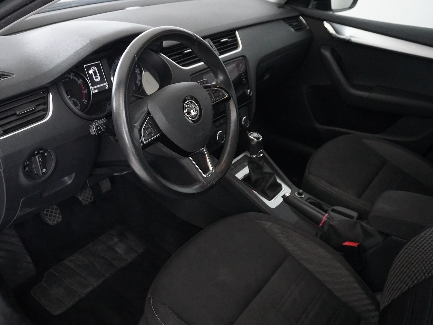 SKODA Octavia Combi 1.4 TSI Ambition-image-2