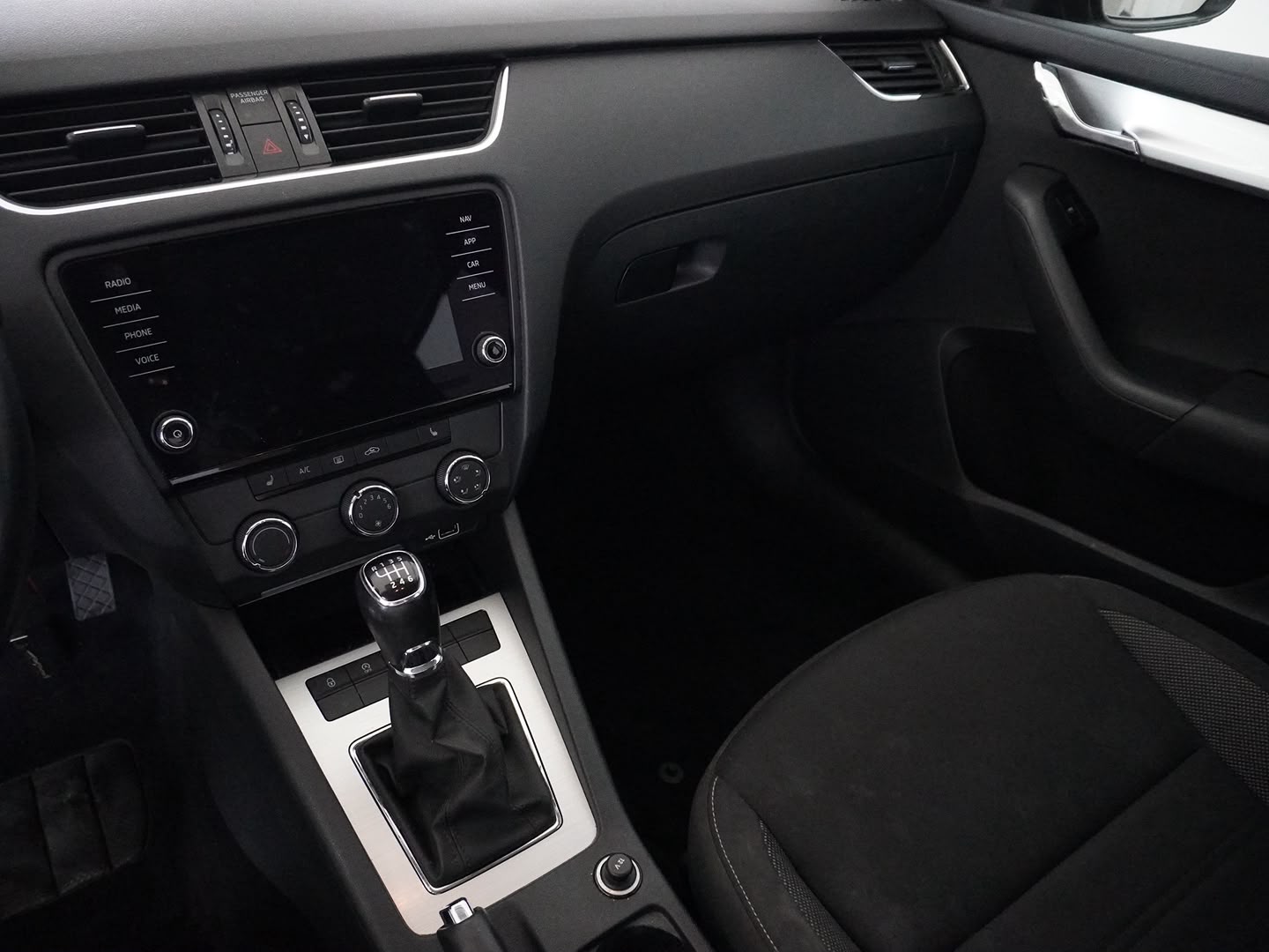 SKODA Octavia Combi 1.4 TSI Ambition-image-8
