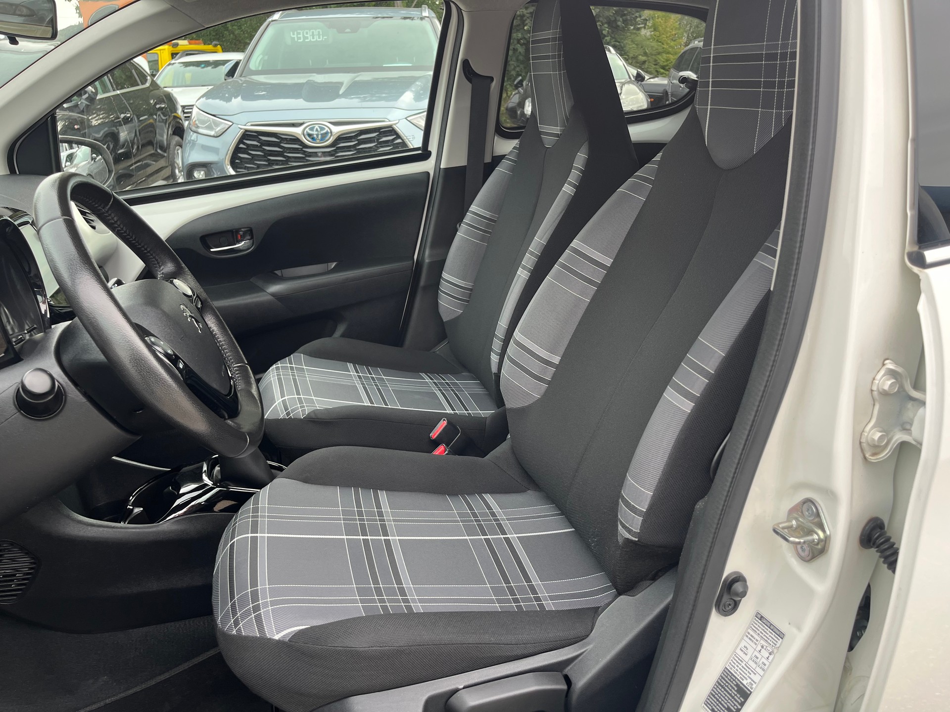 PEUGEOT 108 1.2 VTi Allure-image-8