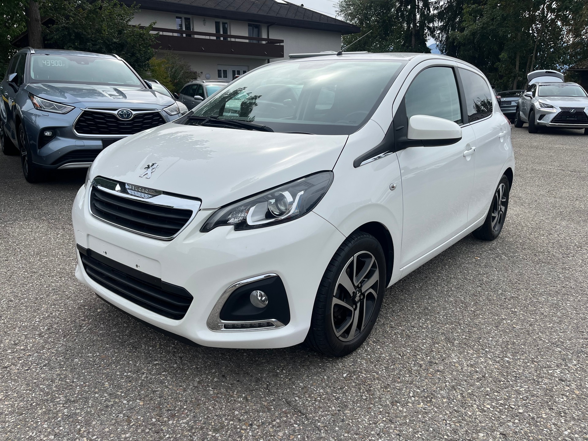 PEUGEOT 108 1.2 VTi Allure-image-0