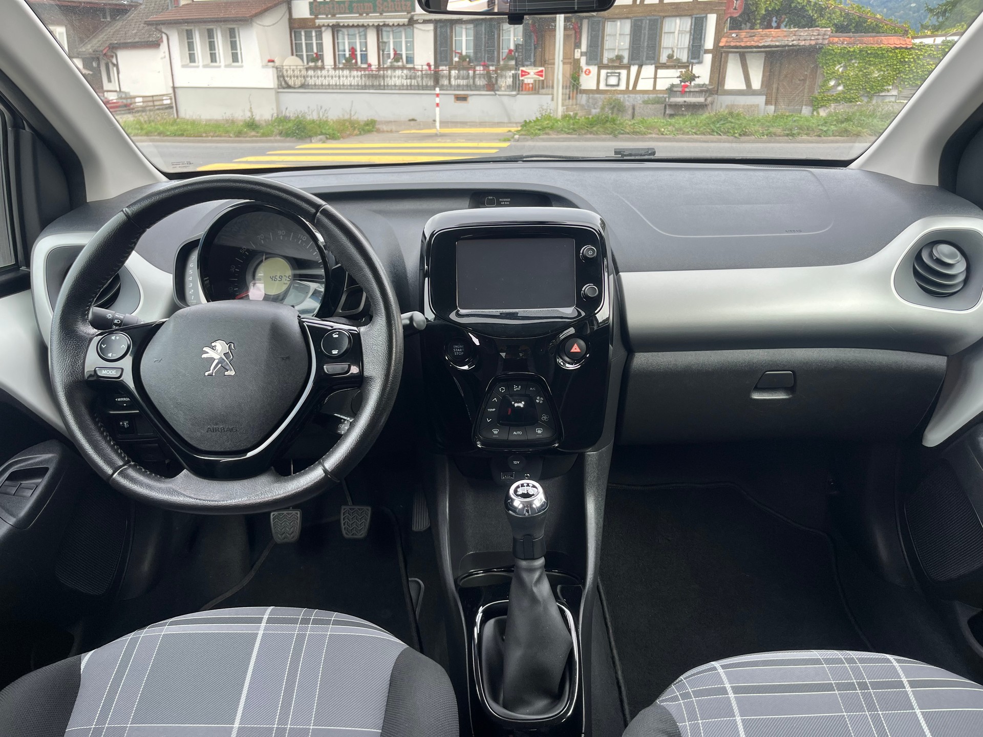 PEUGEOT 108 1.2 VTi Allure-image-9
