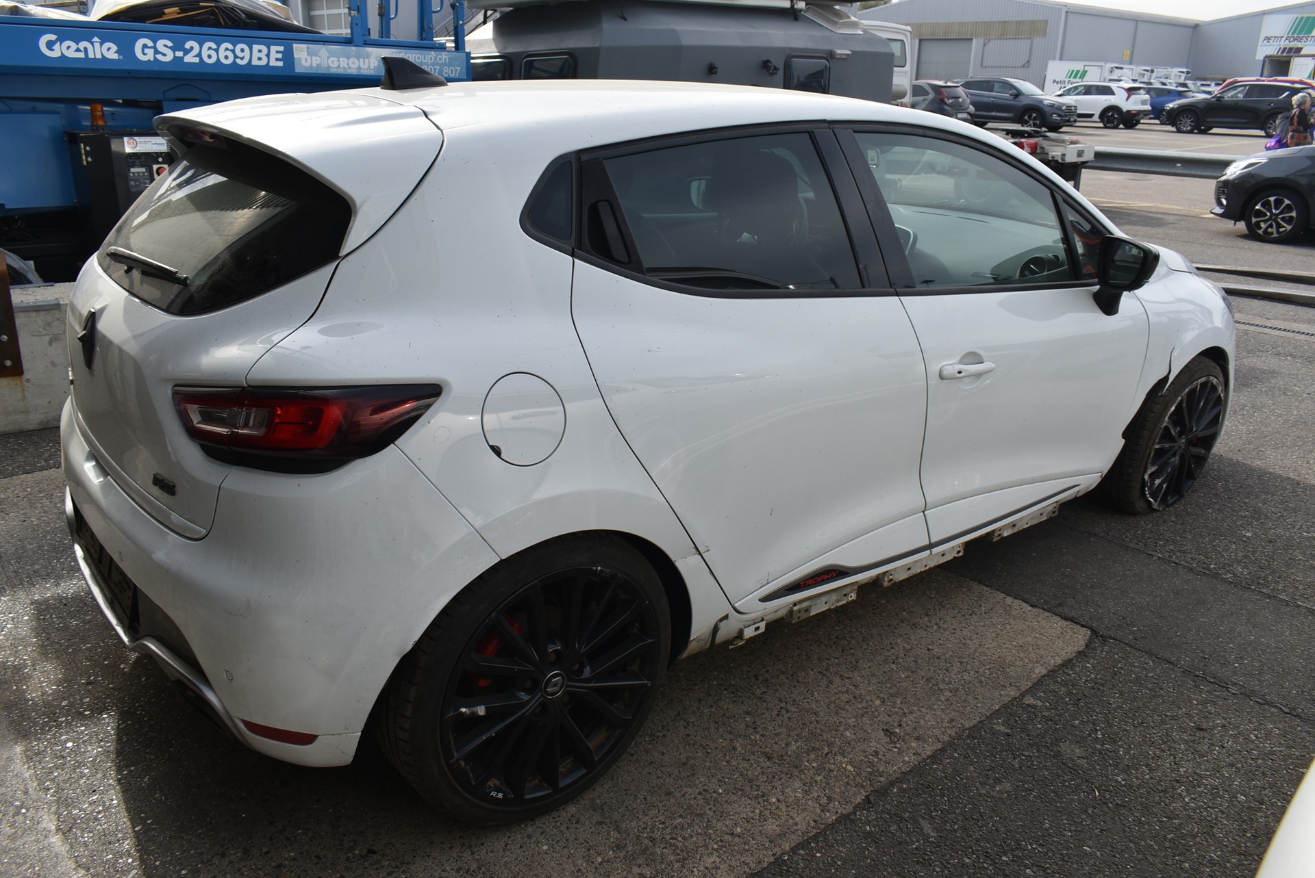 RENAULT Clio 1.6 T RS 220 Trophy EDC-image-12