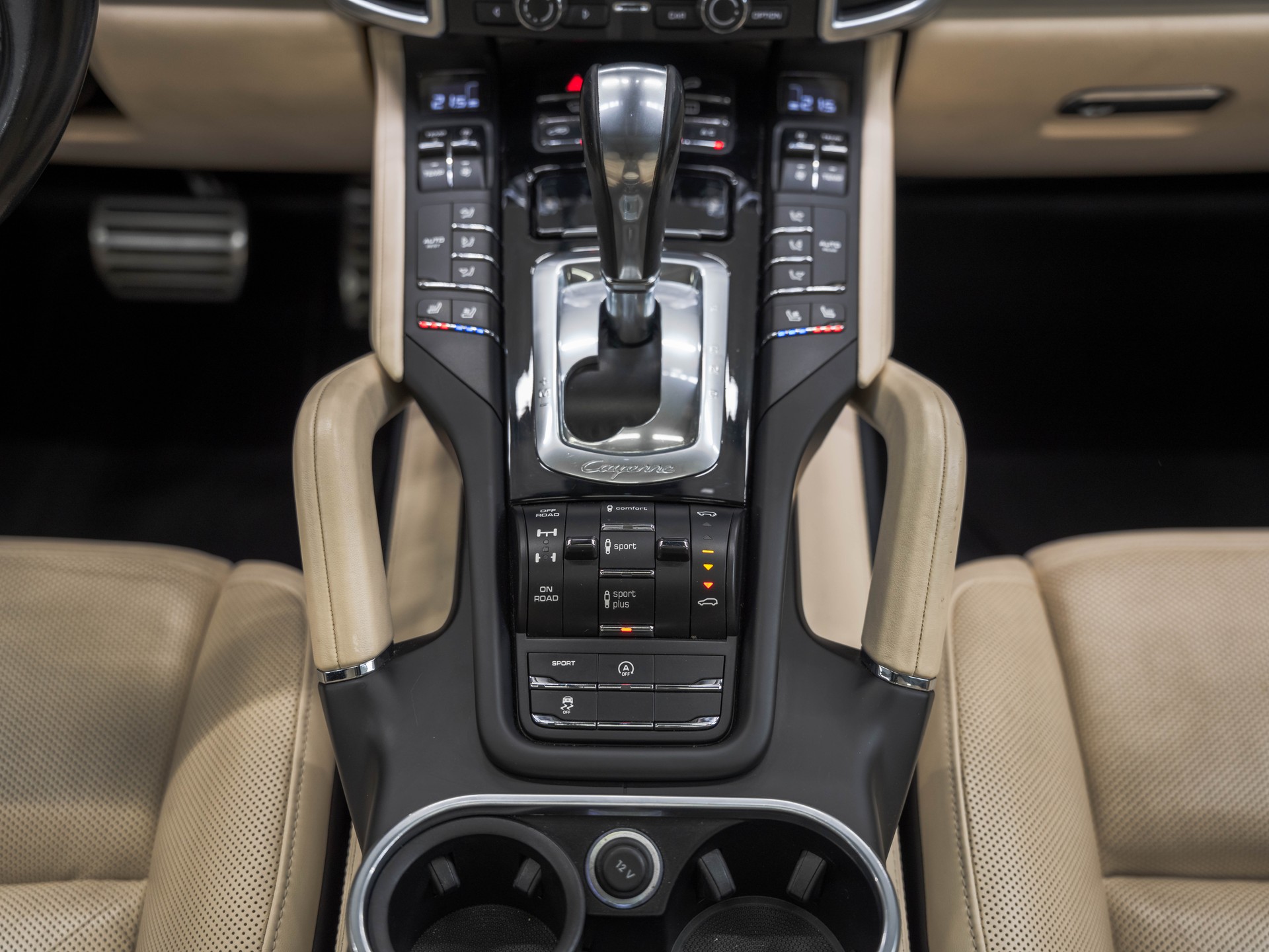 PORSCHE Cayenne Turbo-image-23