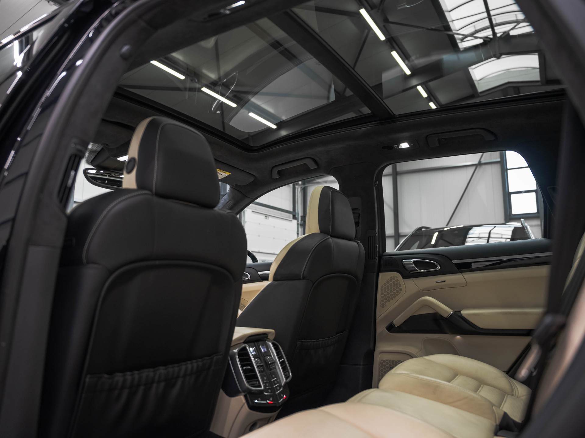 PORSCHE Cayenne Turbo-image-11