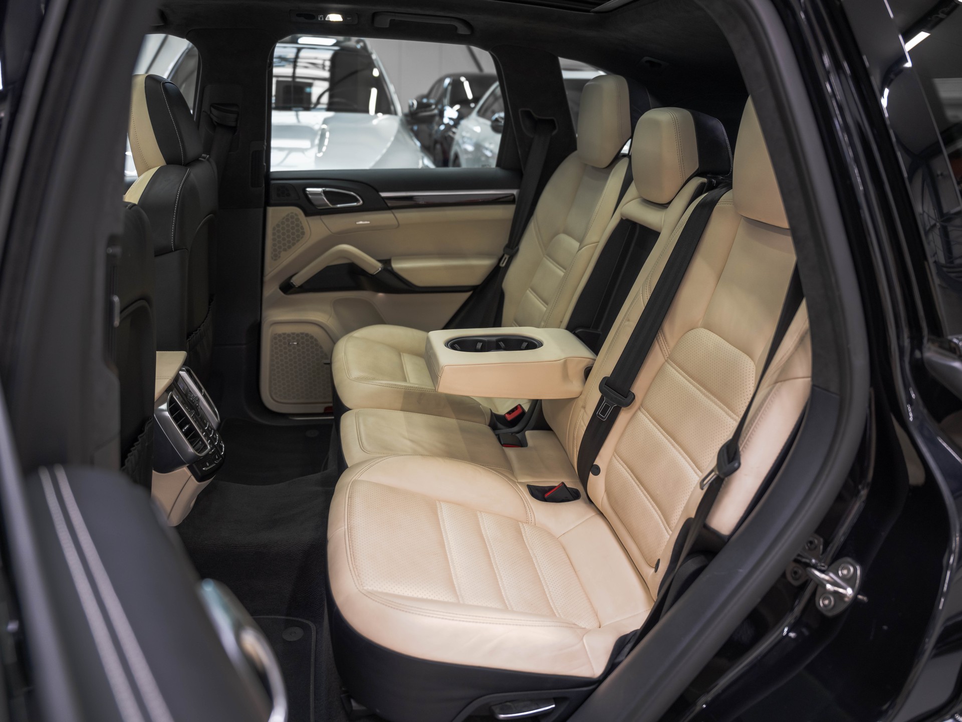 PORSCHE Cayenne Turbo-image-12