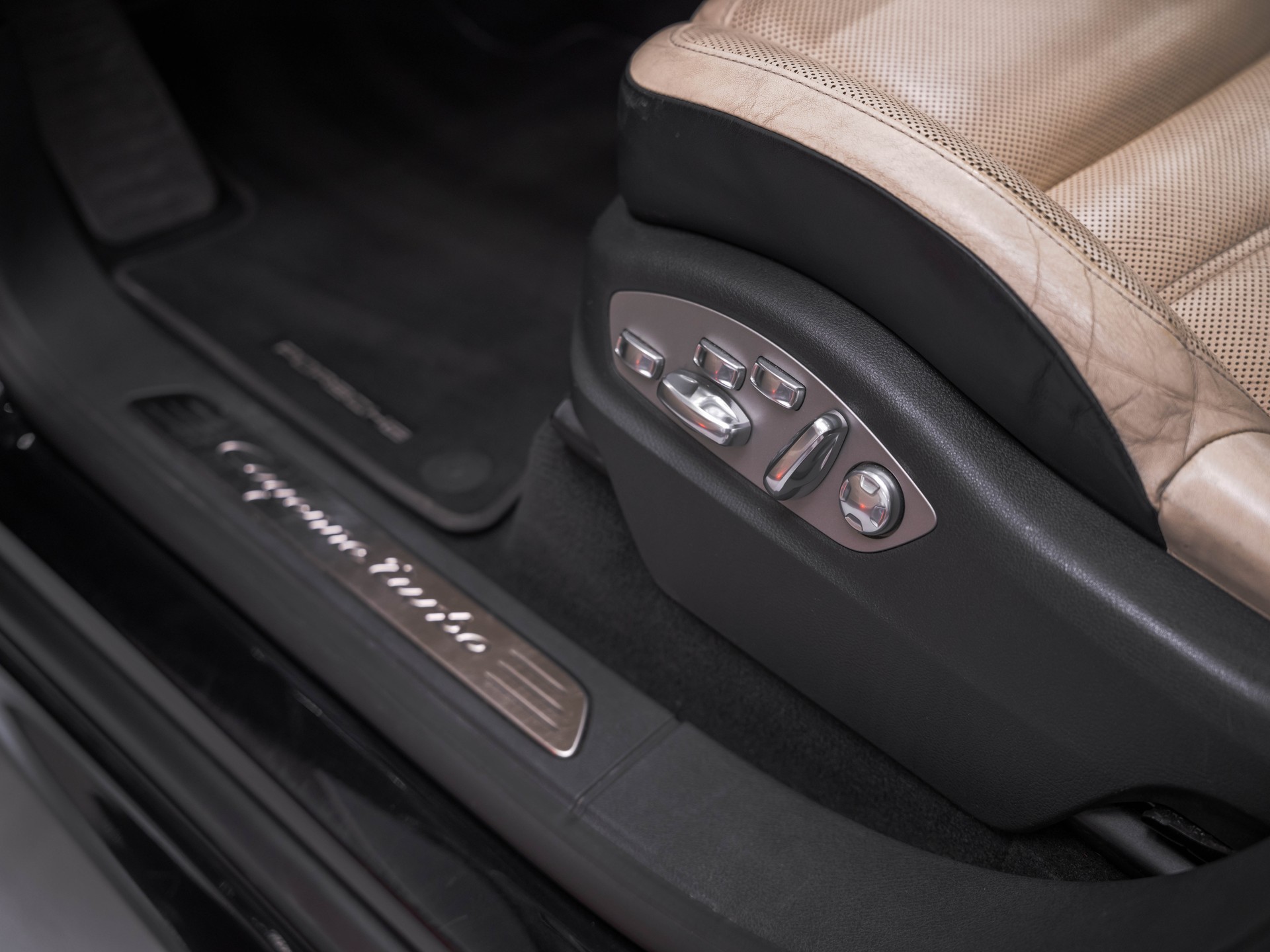 PORSCHE Cayenne Turbo-image-20