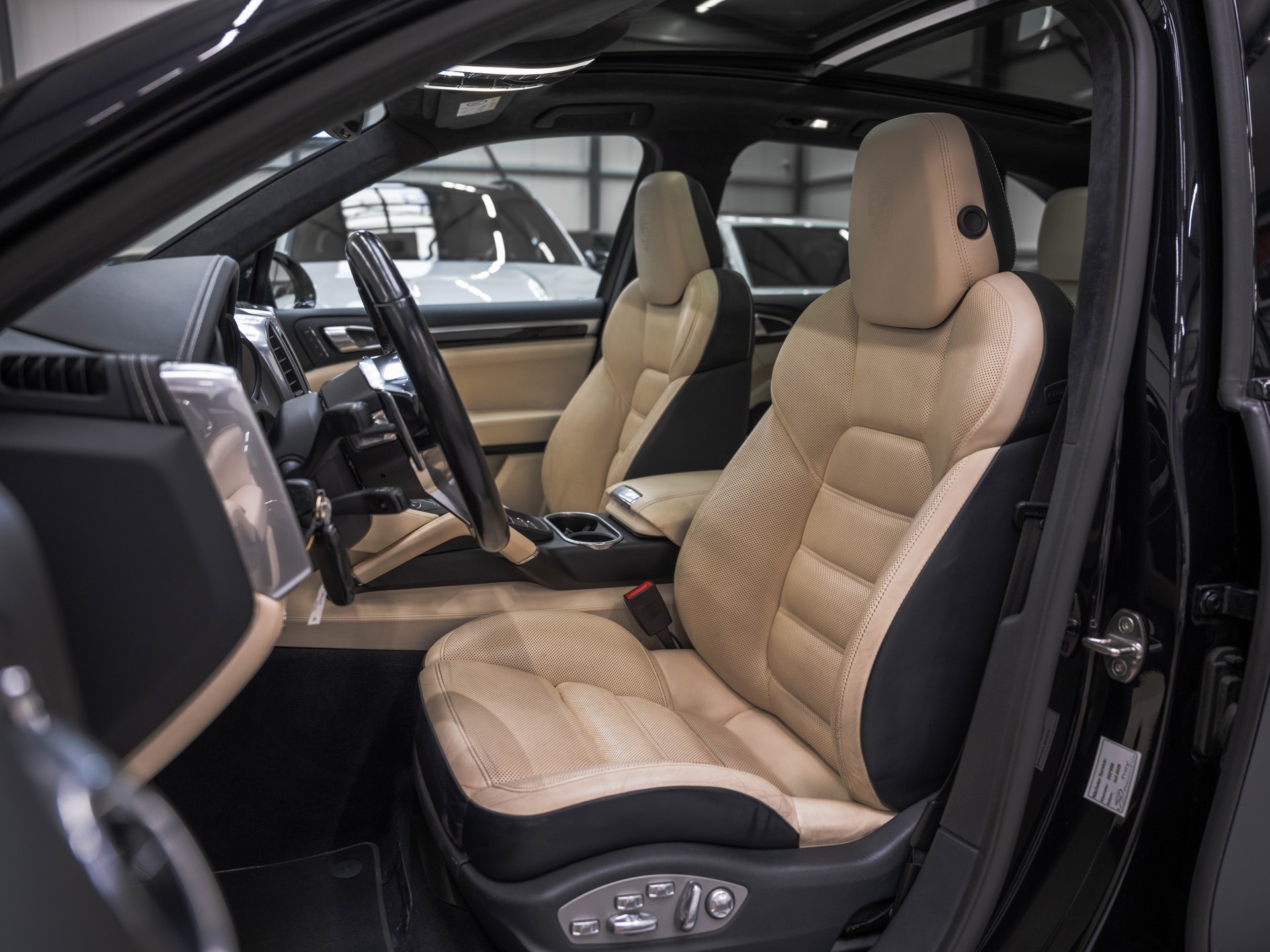 PORSCHE Cayenne Turbo-image-9