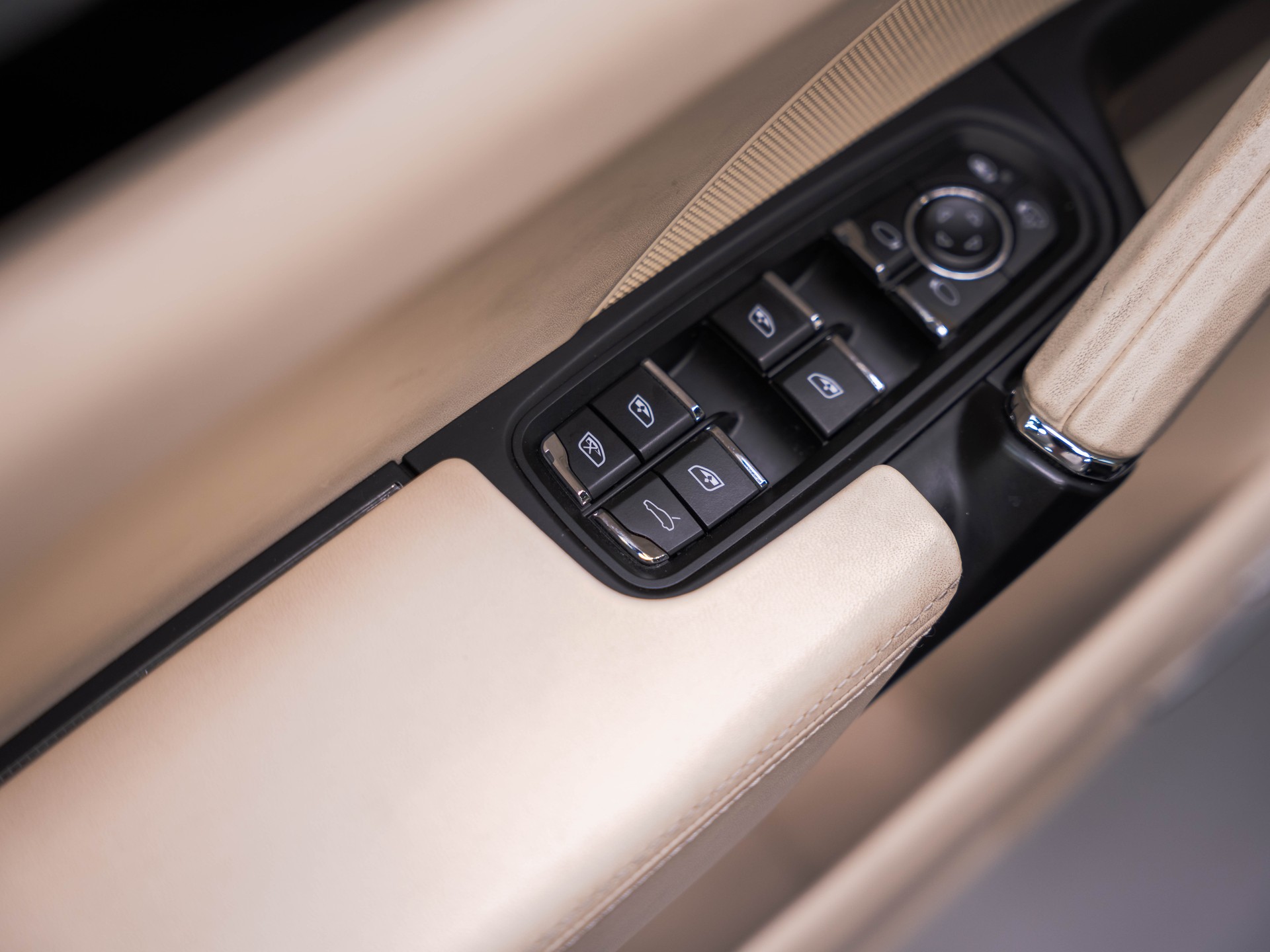 PORSCHE Cayenne Turbo-image-29
