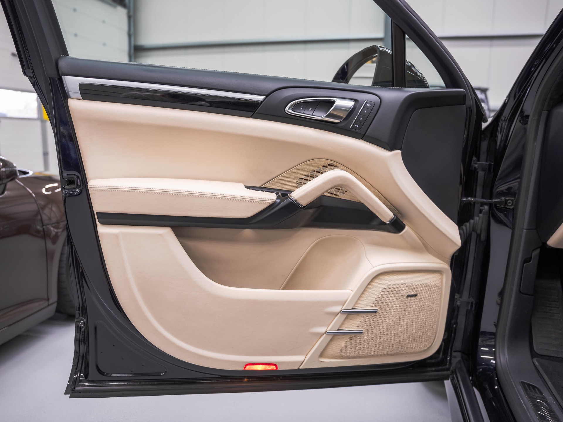PORSCHE Cayenne Turbo-image-18