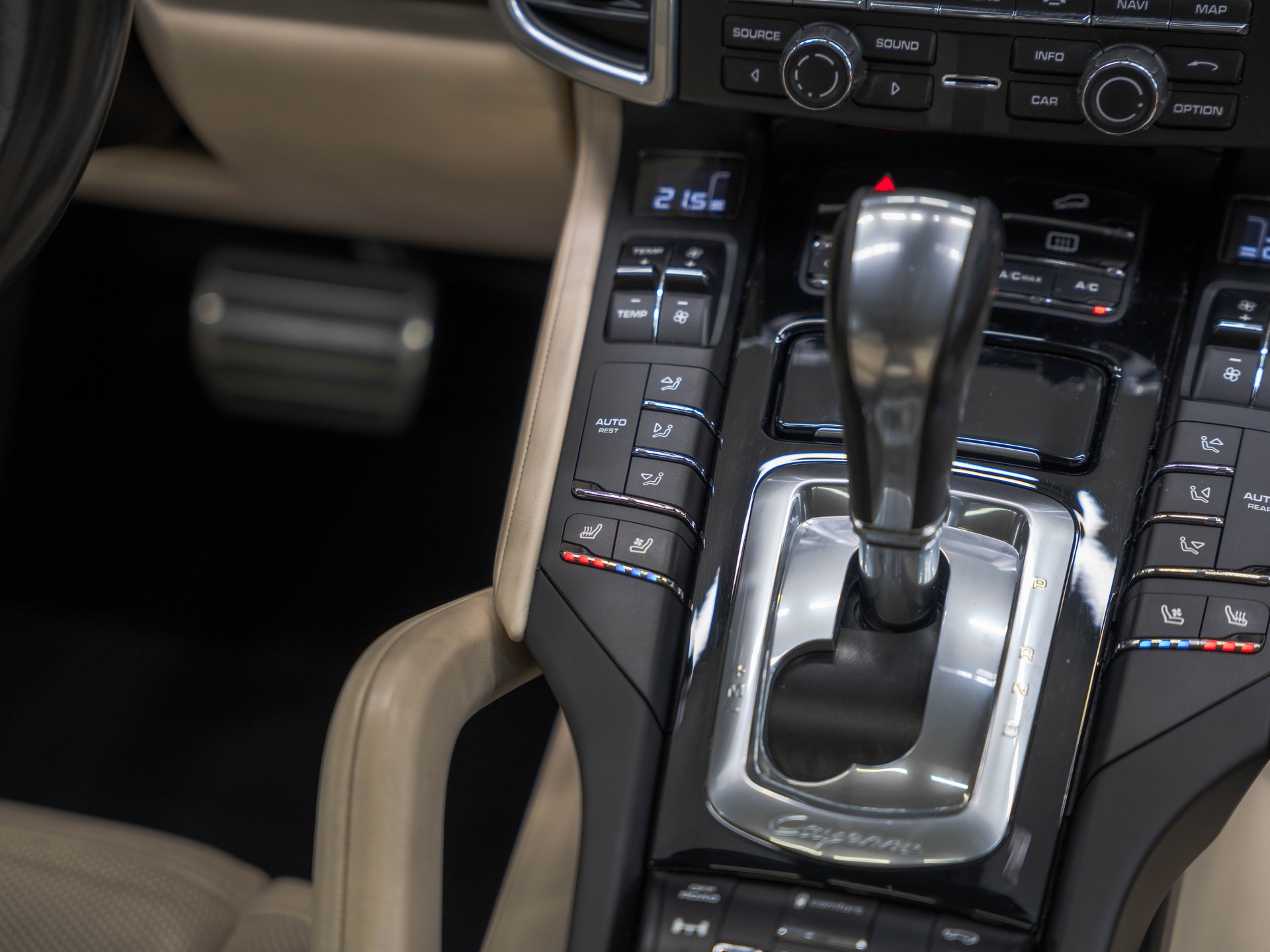 PORSCHE Cayenne Turbo-image-24