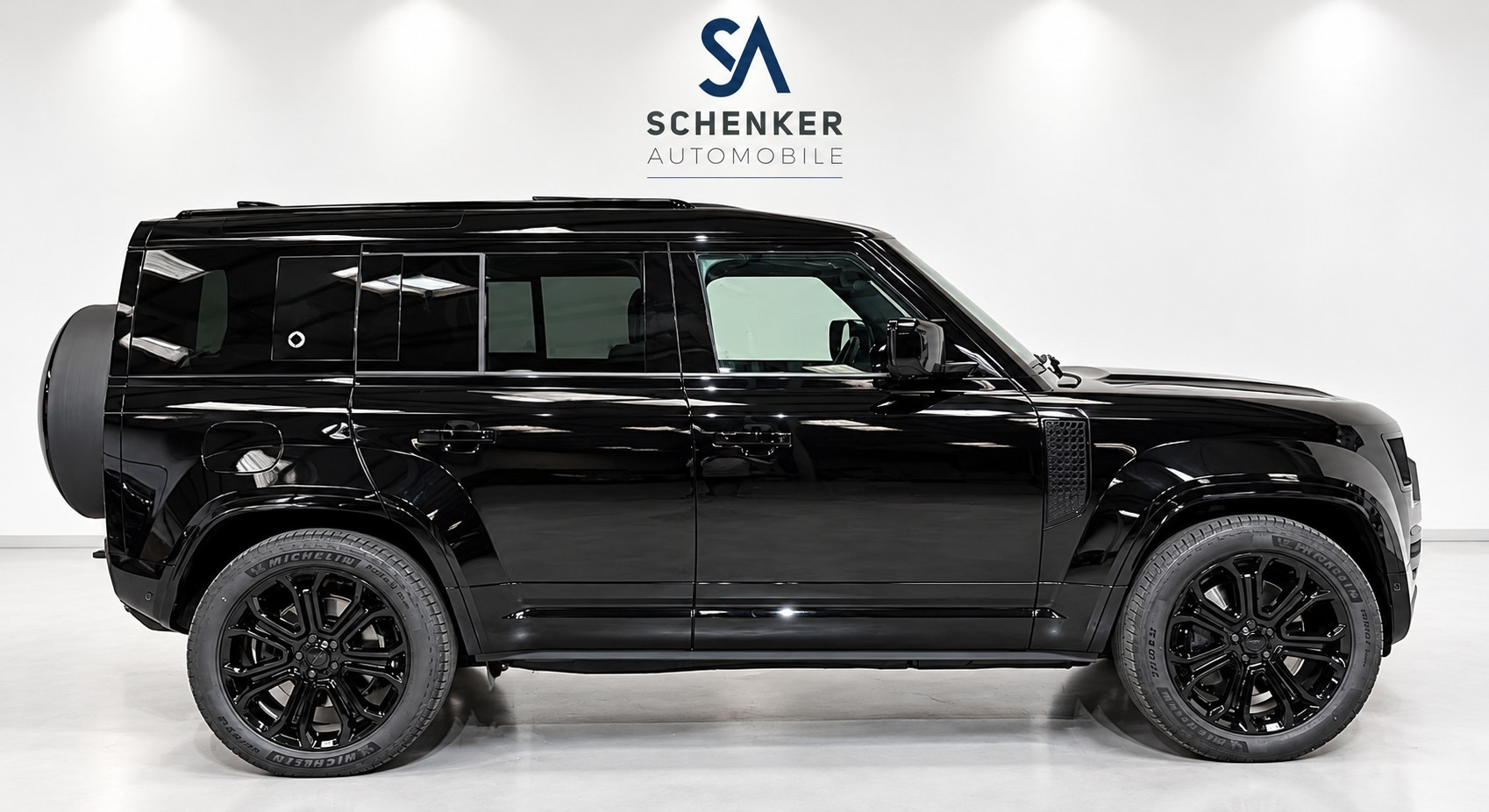 LAND ROVER Defender 110 635 V8 4.4 Octa Black AT8-image-1