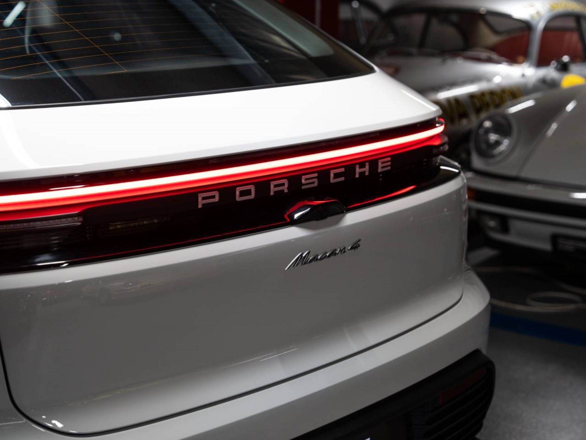 PORSCHE Macan 4-image-8