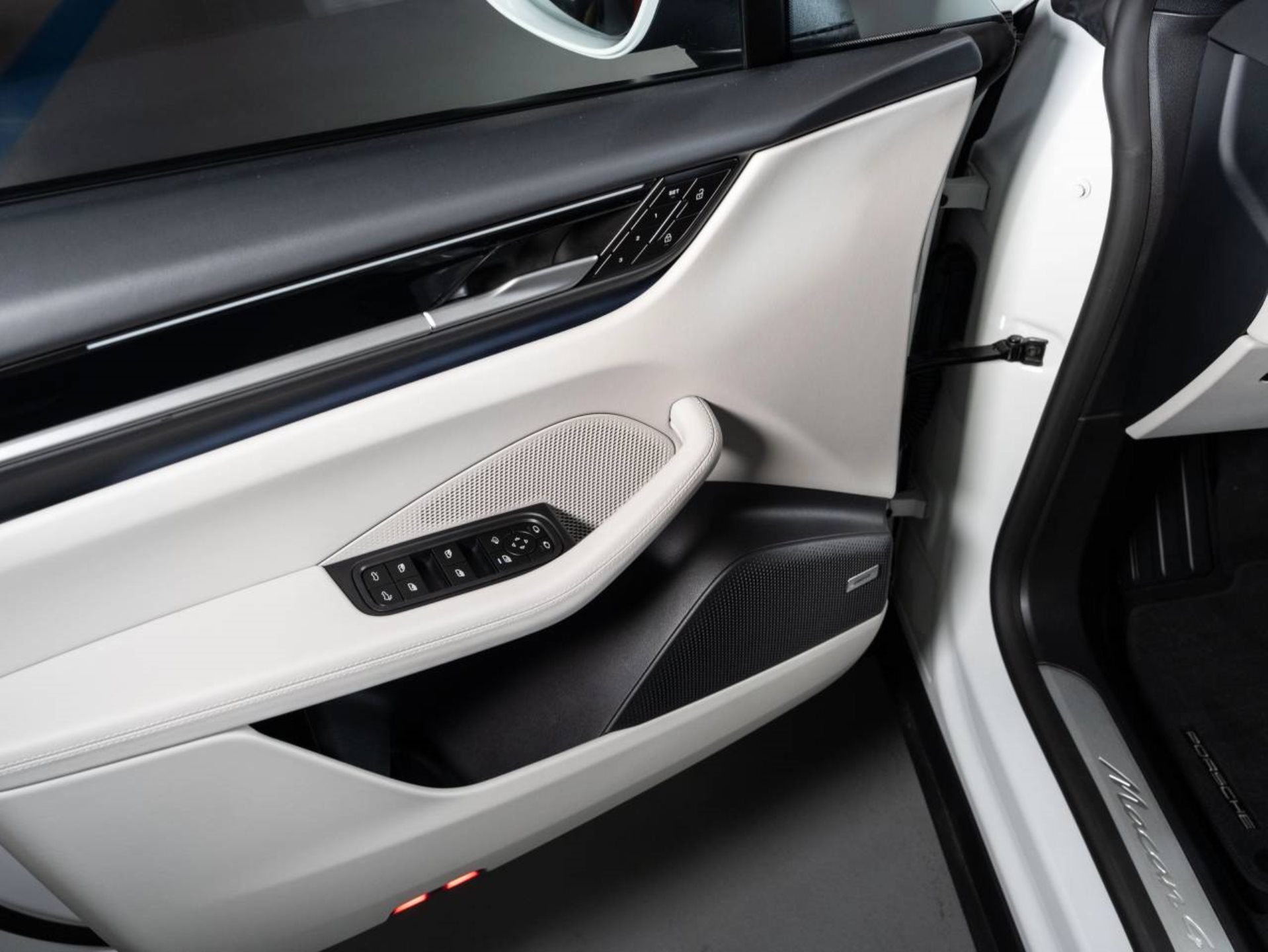 PORSCHE Macan 4-image-21