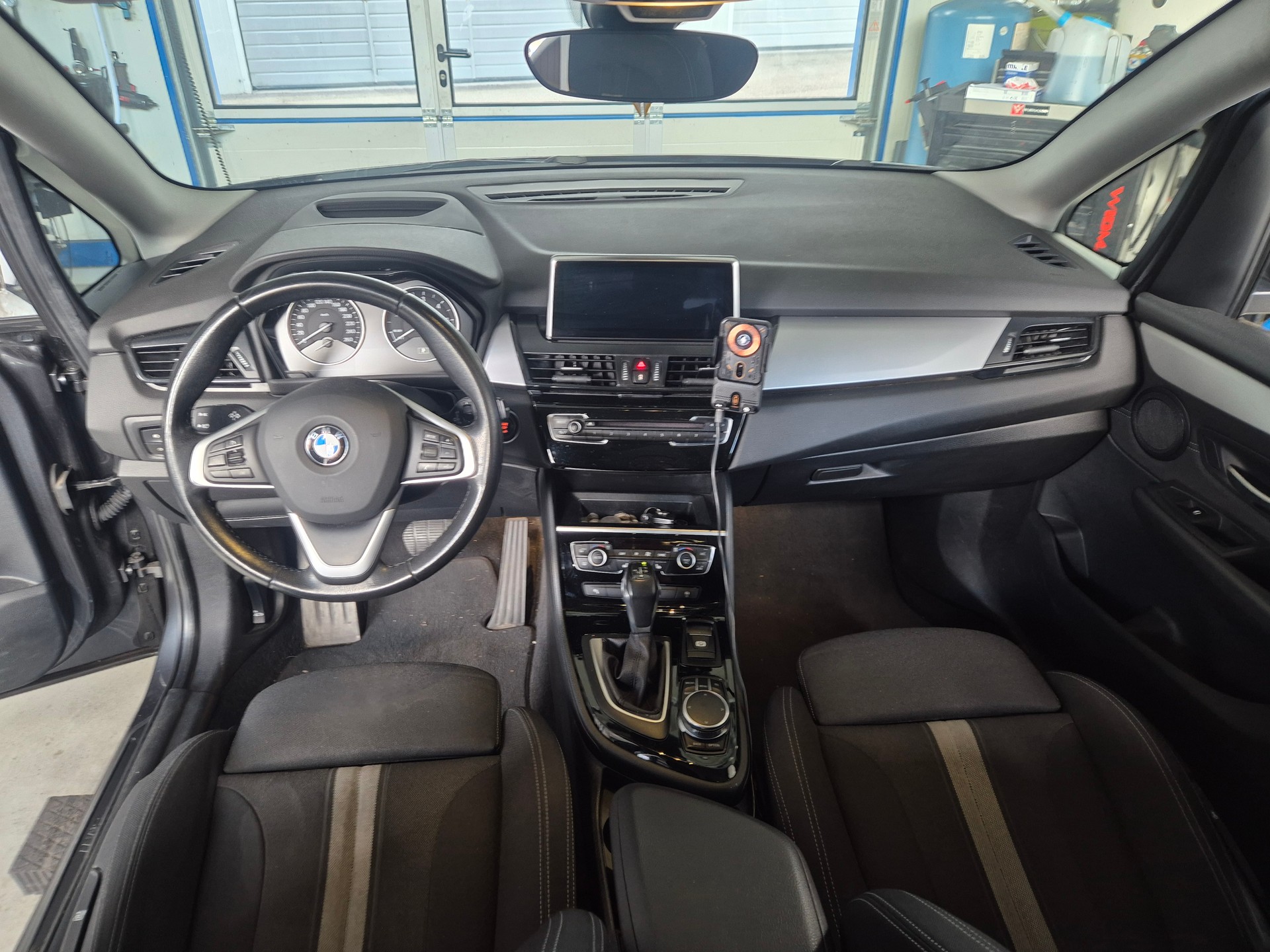BMW 218d xDrive-image-4