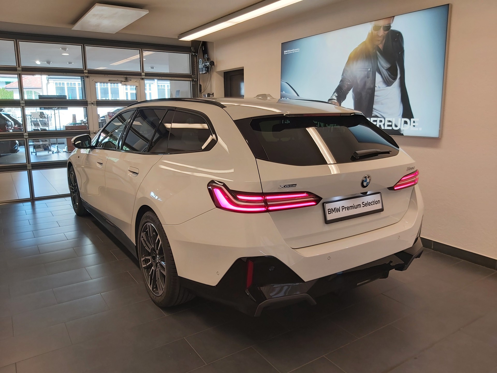 BMW 520d xDrive M Sport Touring-image-4