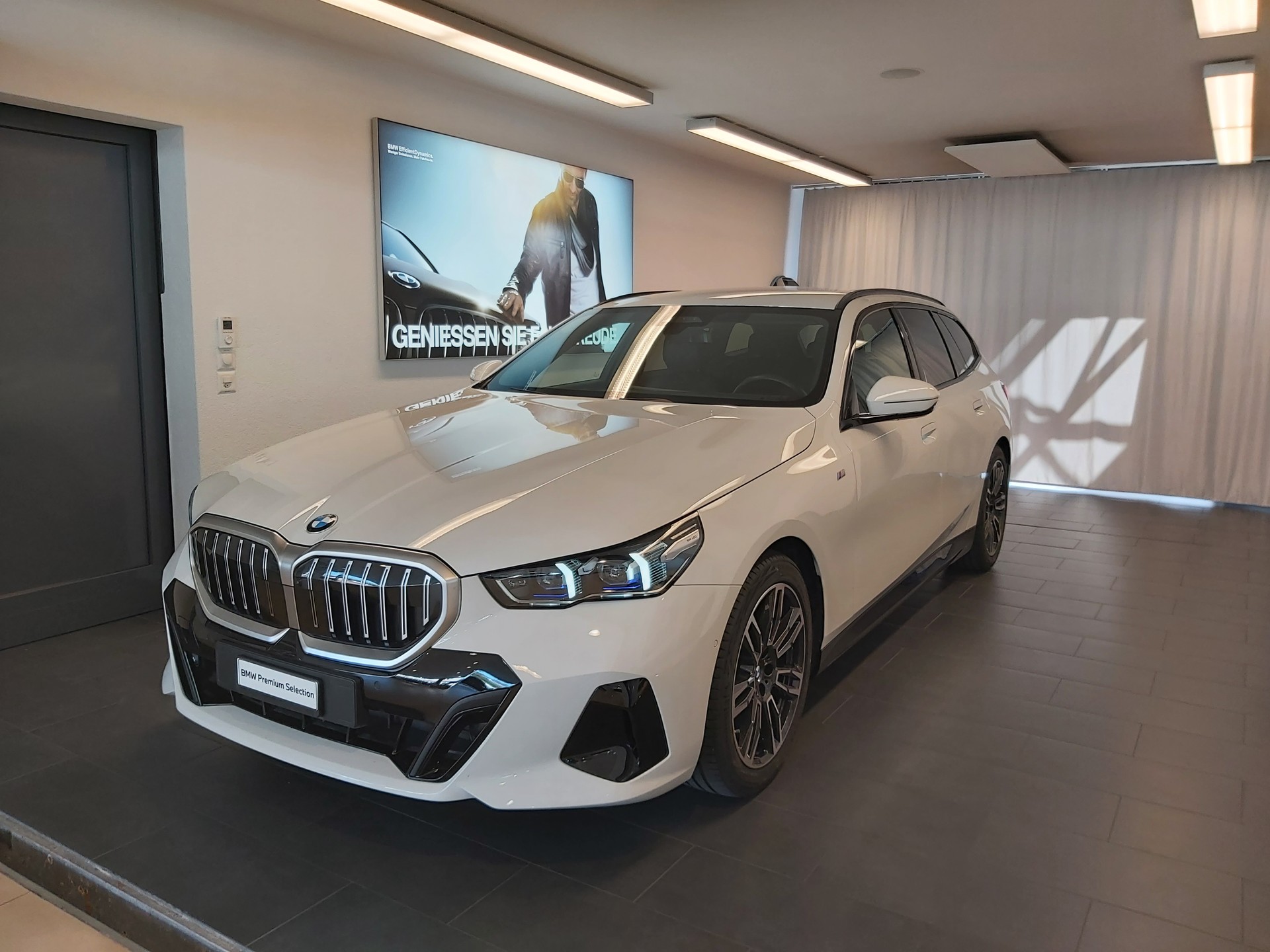 BMW 520d xDrive M Sport Touring-image-0