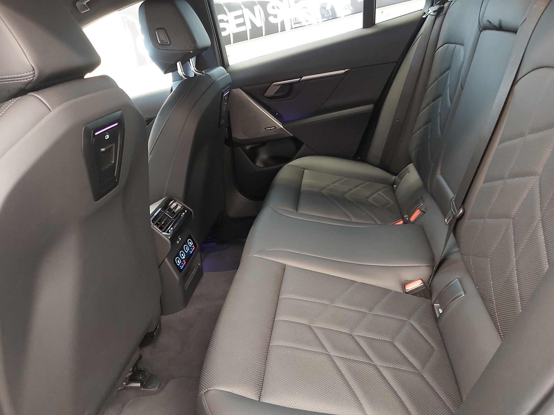 BMW 520d xDrive M Sport Touring-image-17