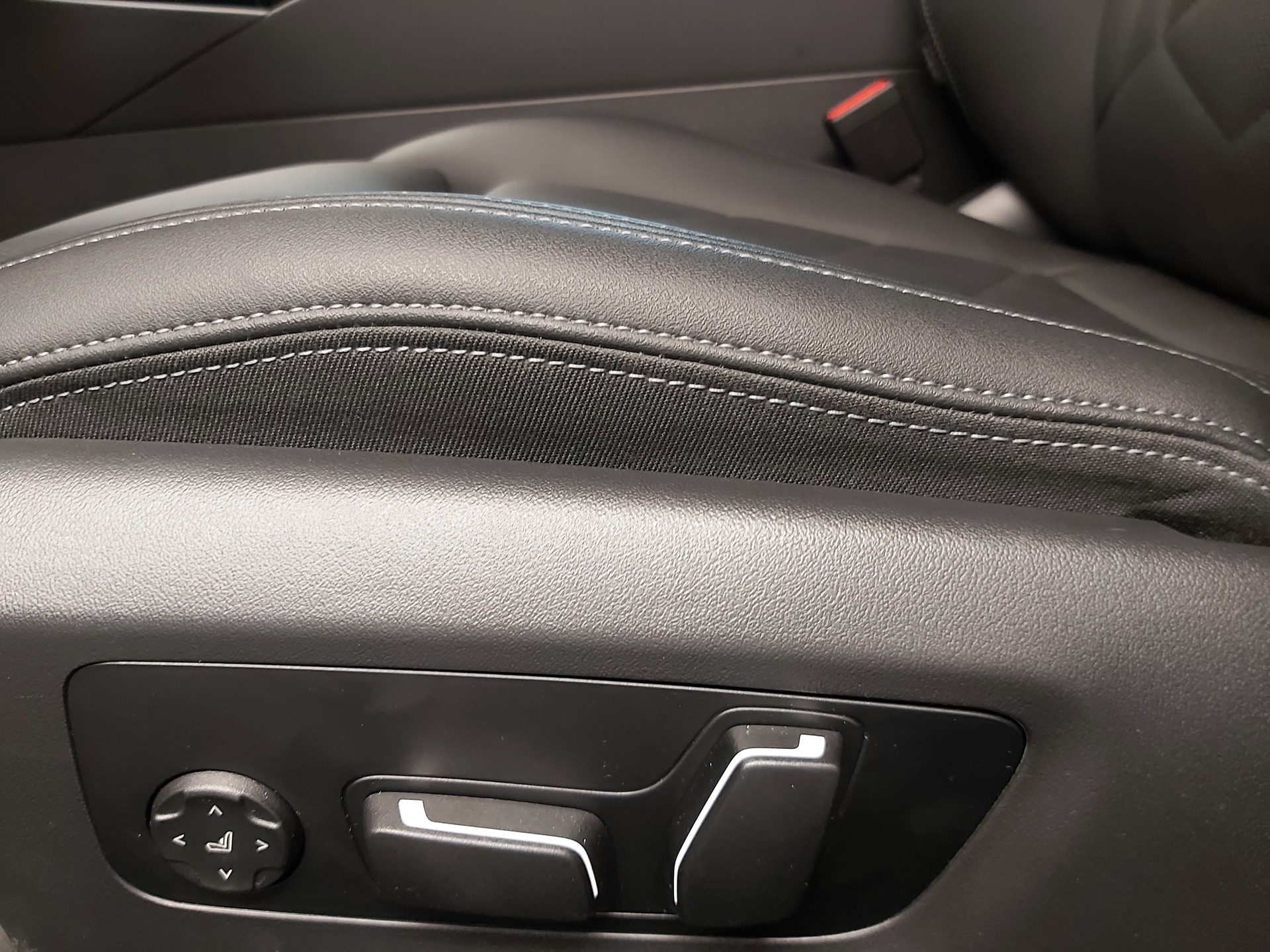 BMW 520d xDrive M Sport Touring-image-18