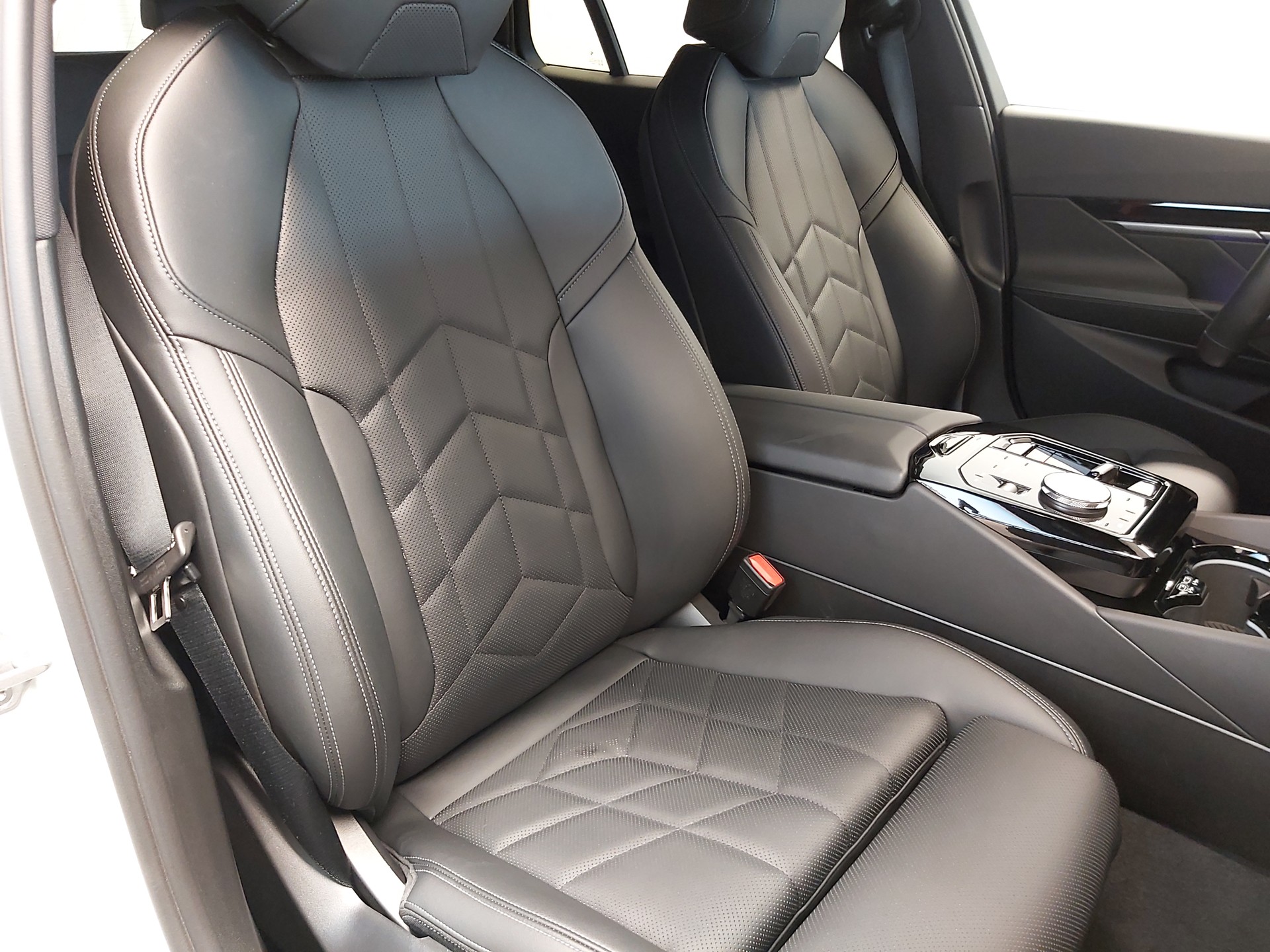 BMW 520d xDrive M Sport Touring-image-11
