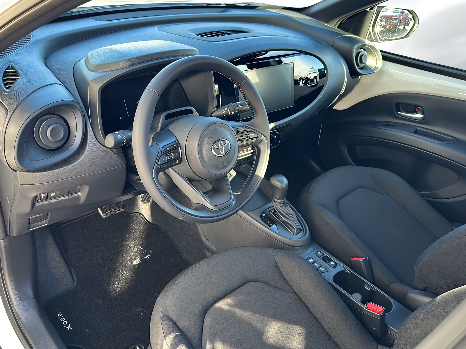 TOYOTA Aygo X 1.5 Comfort e-CVT-image-4