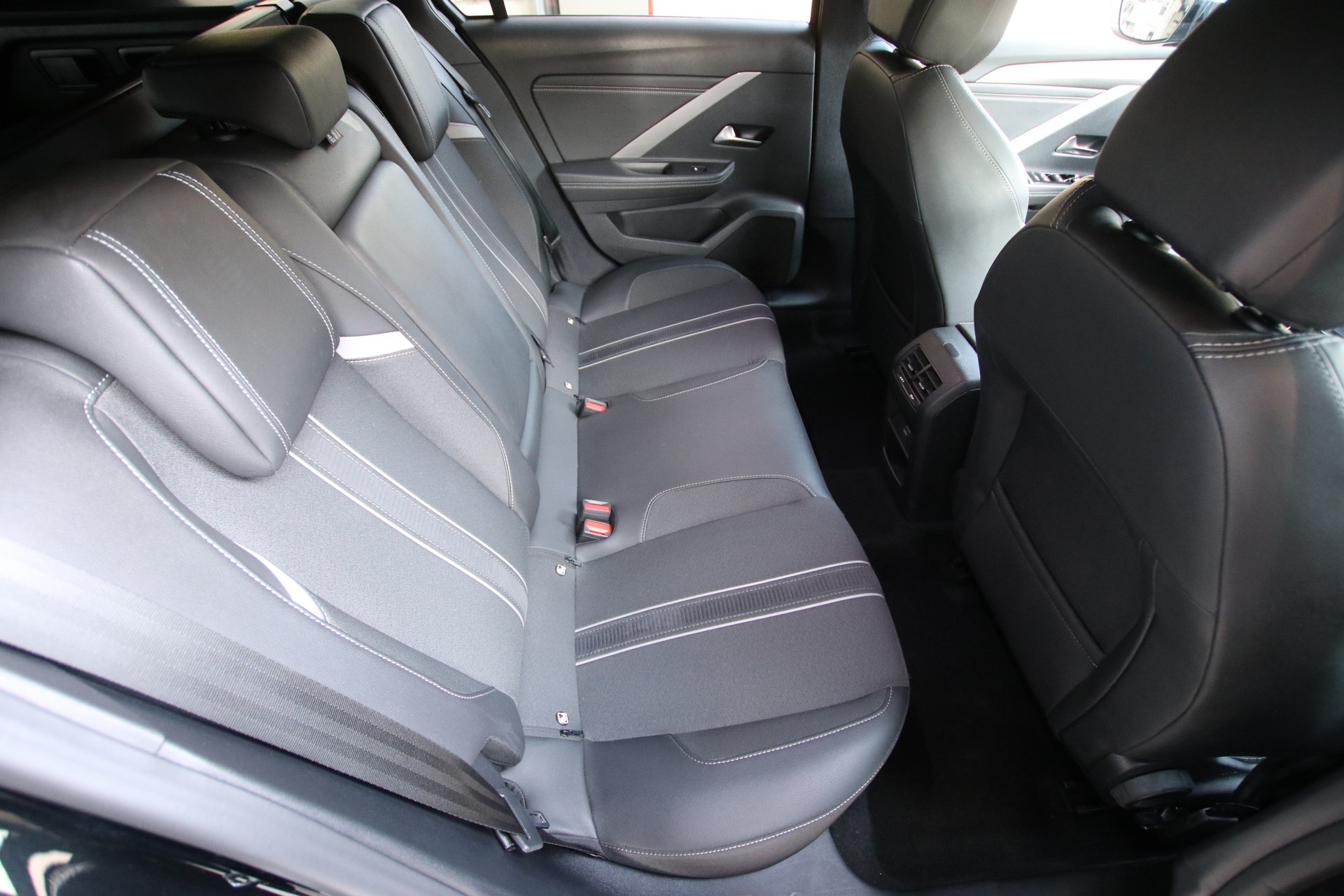OPEL Astra Sports Tourer 1.2i Turbo GS A-image-14