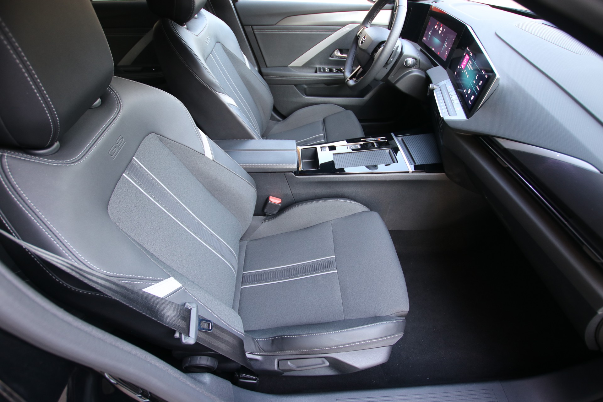 OPEL Astra Sports Tourer 1.2i Turbo GS A-image-15