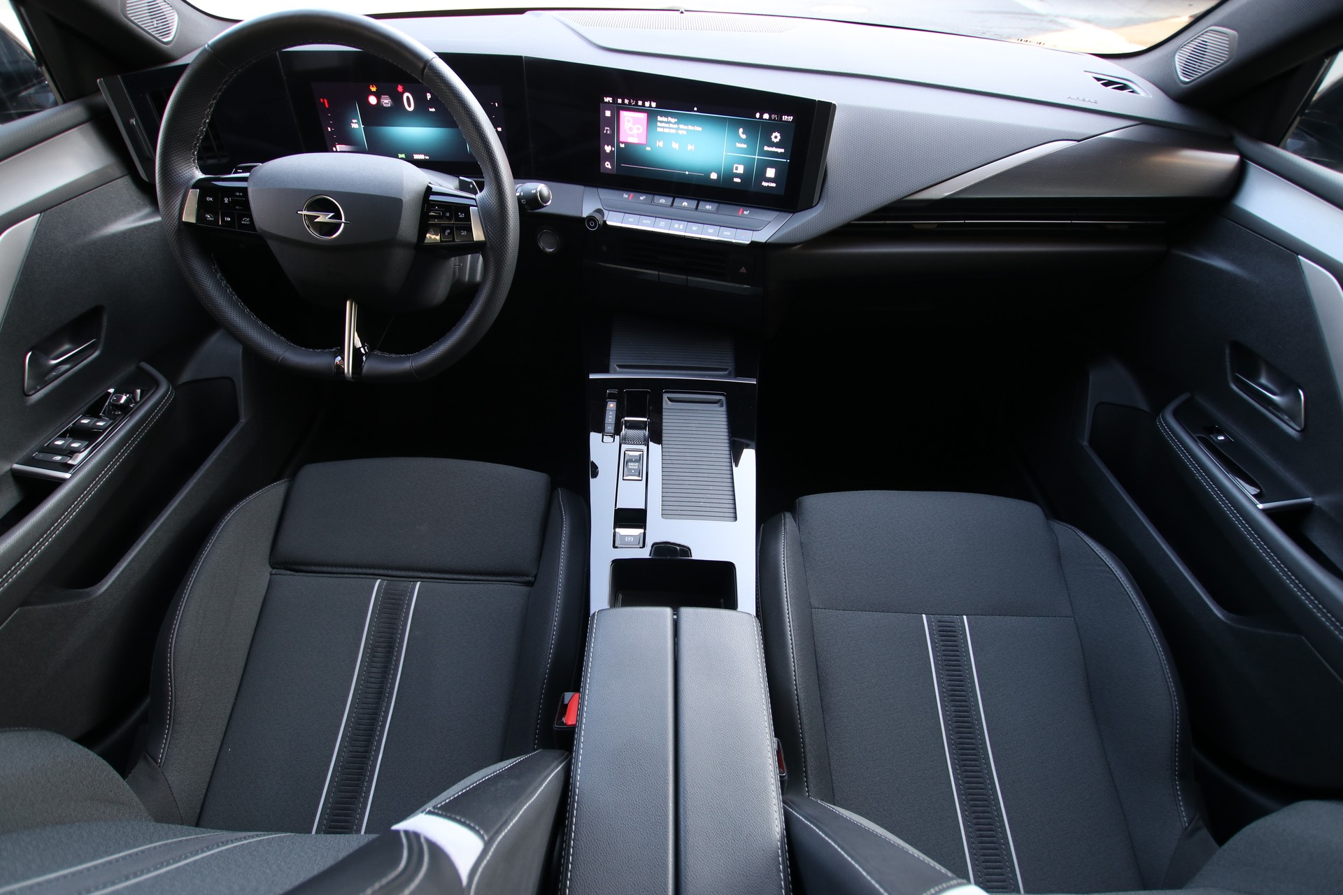 OPEL Astra Sports Tourer 1.2i Turbo GS A-image-9