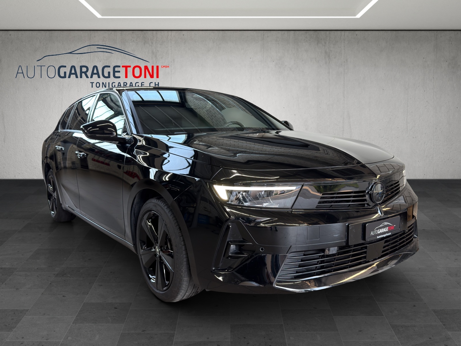 OPEL Astra Sports Tourer 1.2i Turbo GS A-image-1
